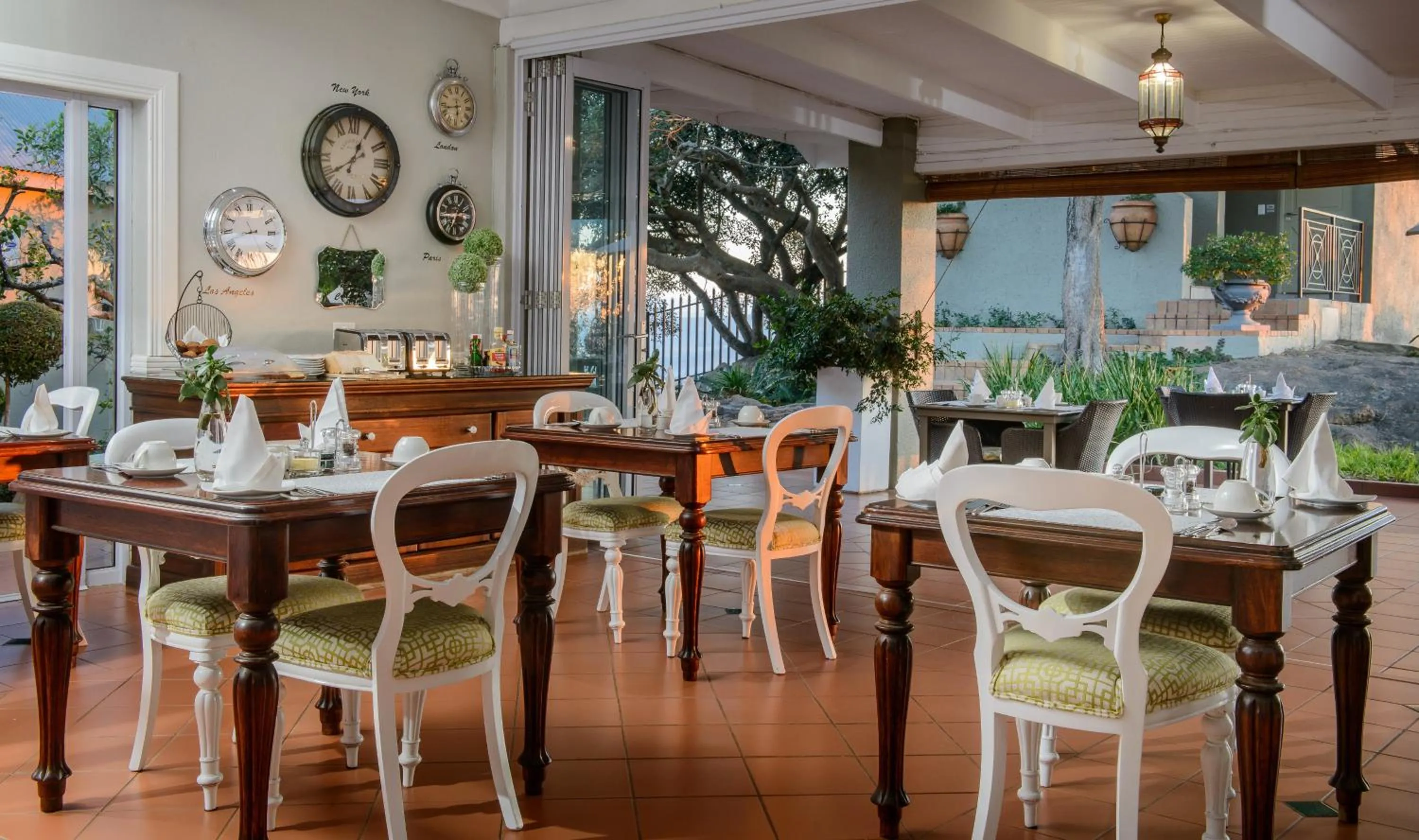 Restaurant/places to eat in Loerie's Call Guesthouse