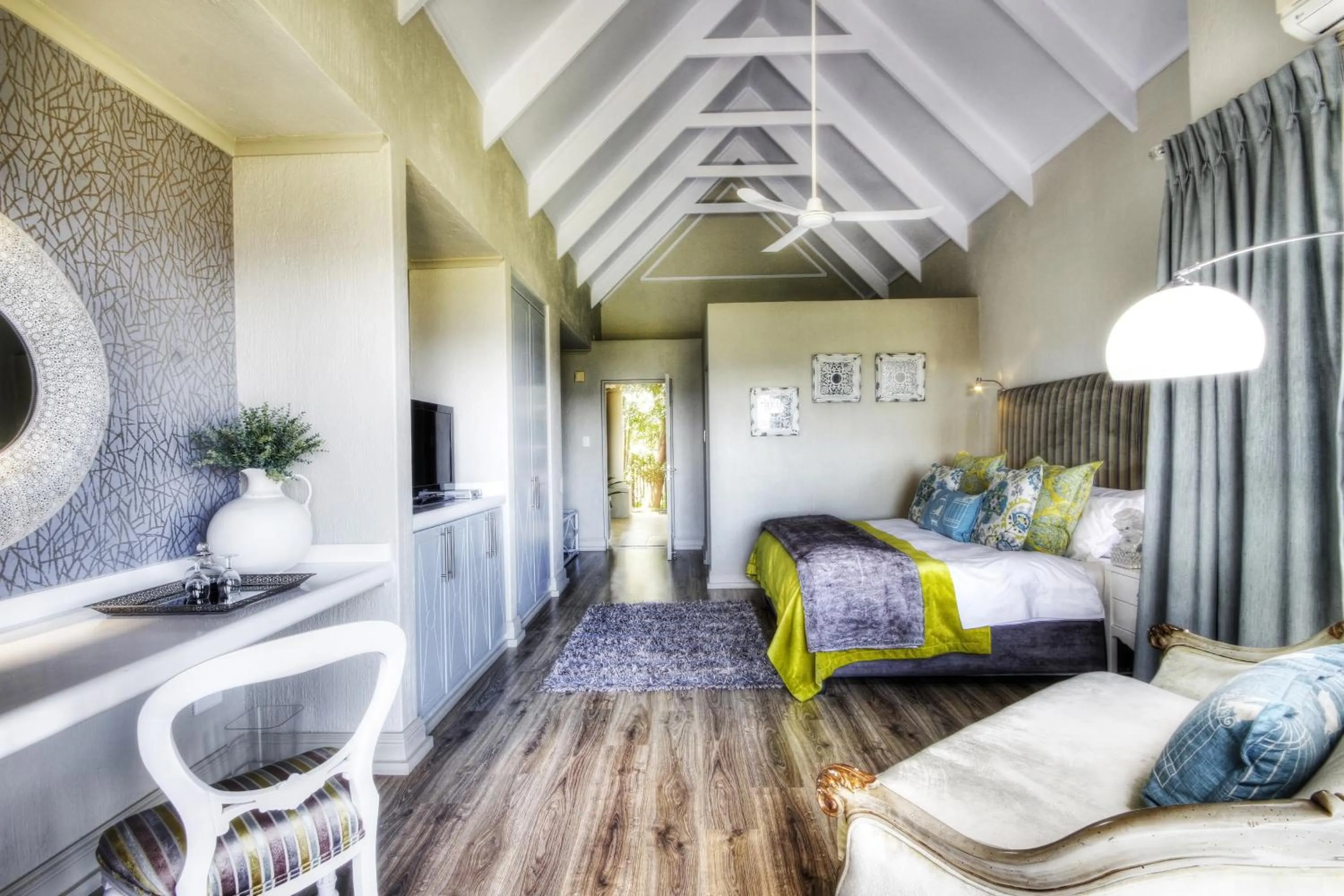 Photo of the whole room, Bed in Loerie's Call Guesthouse