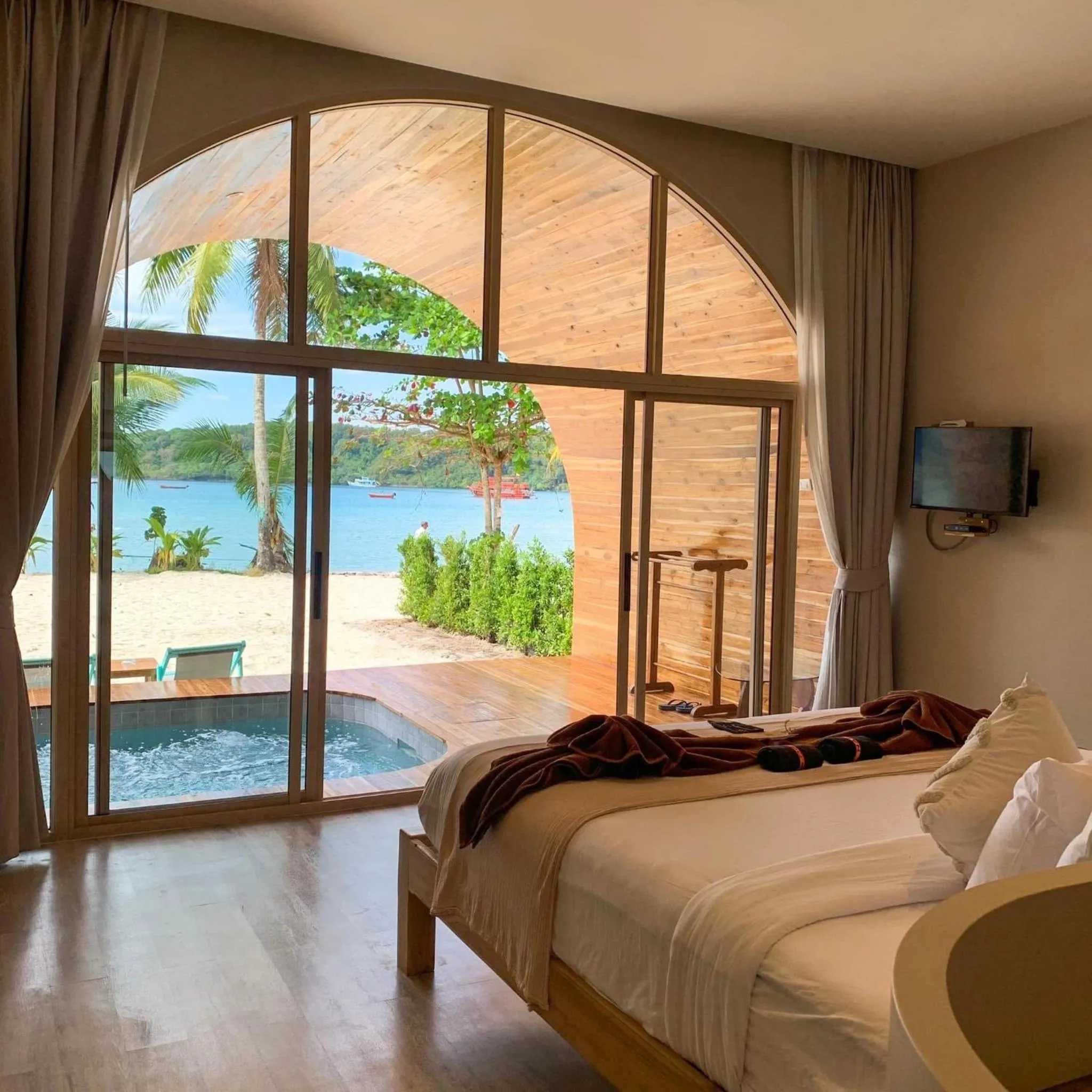 Bed in Siam Beach Resort Koh Kood