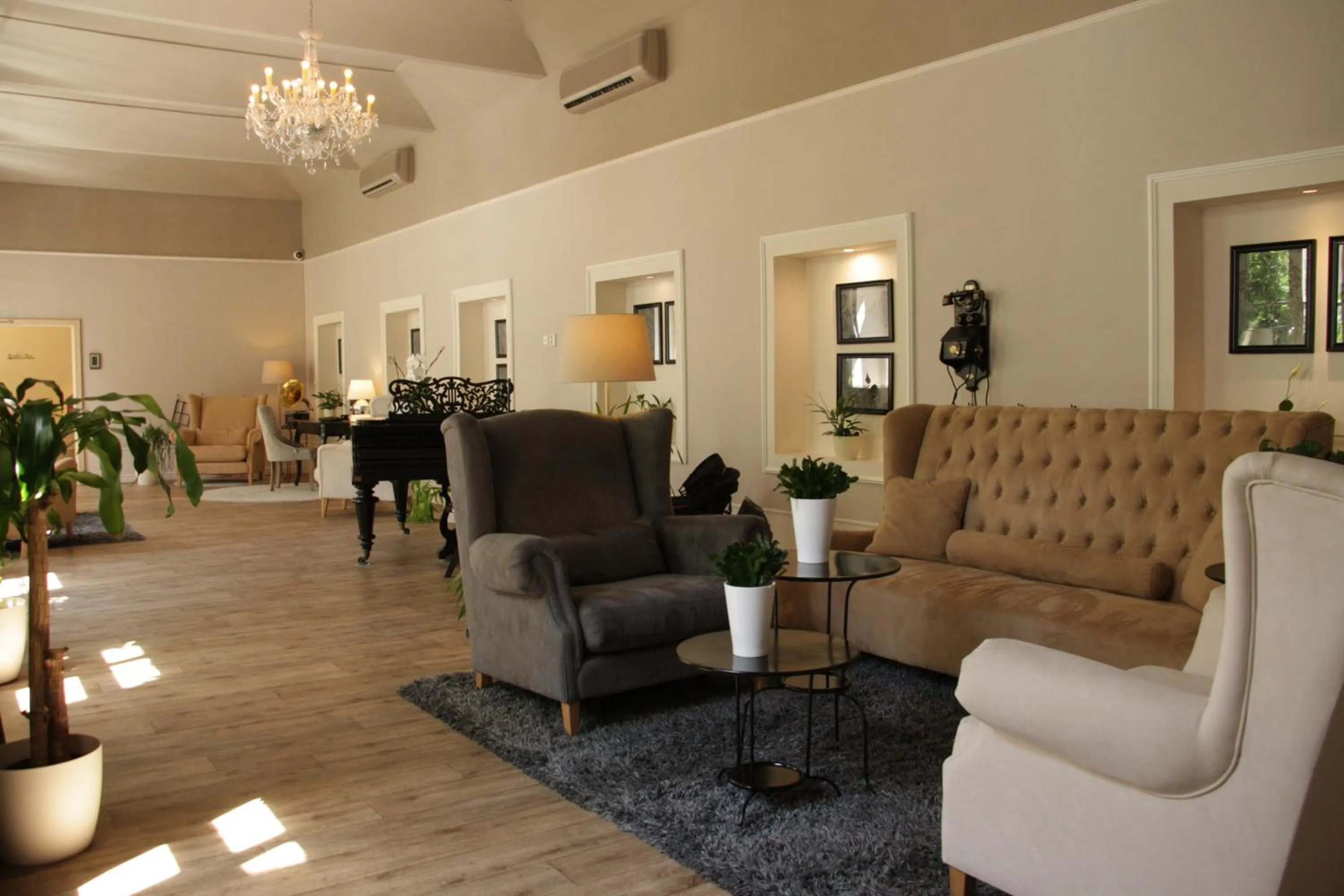 Communal lounge/ TV room in Unitas Hotel