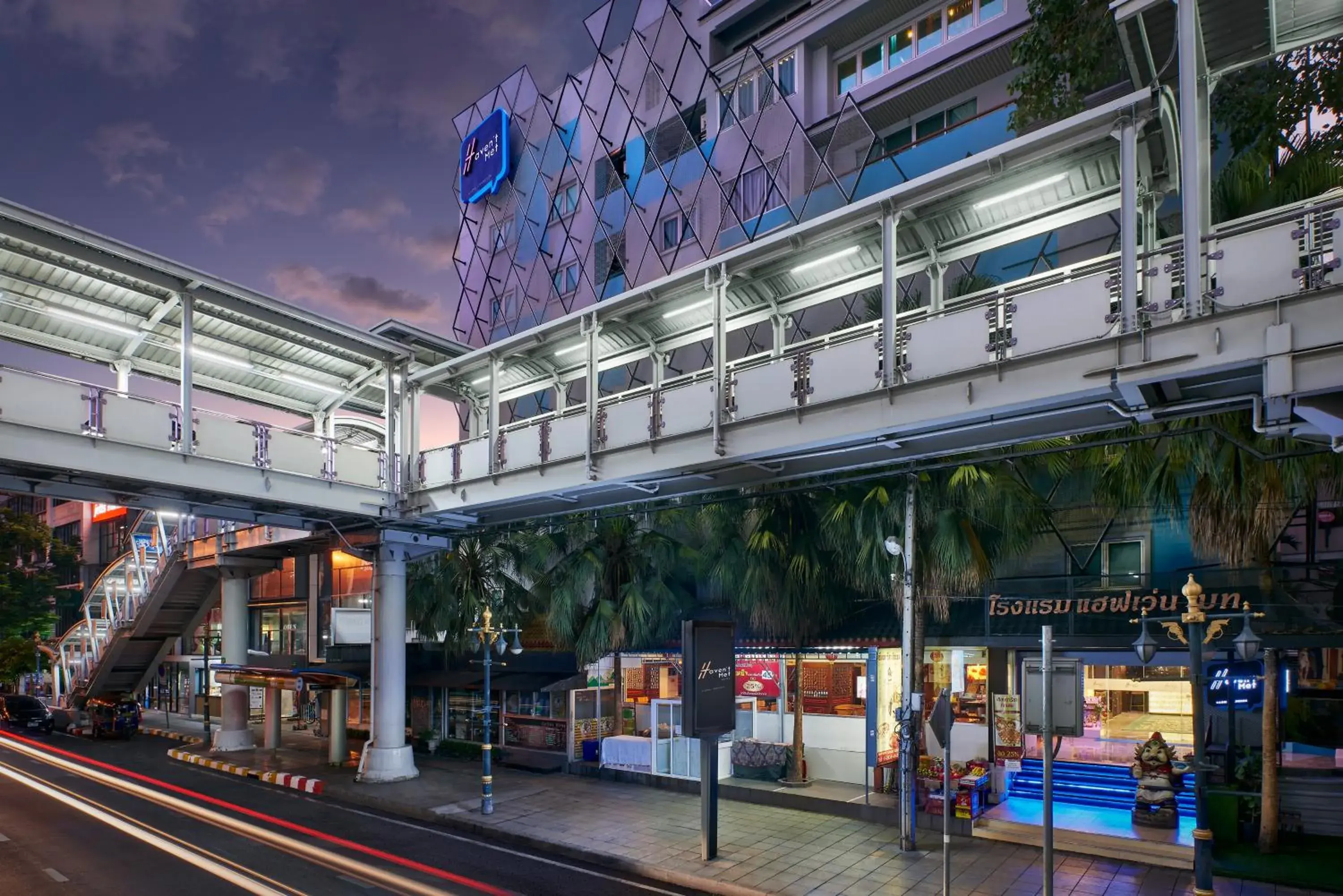 Neighbourhood, Property Building in Haven't Met Bangkok Silom by Cross Collection Neighbourhood, Property Building in Haven't Met Bangkok Silom by Cross Collection