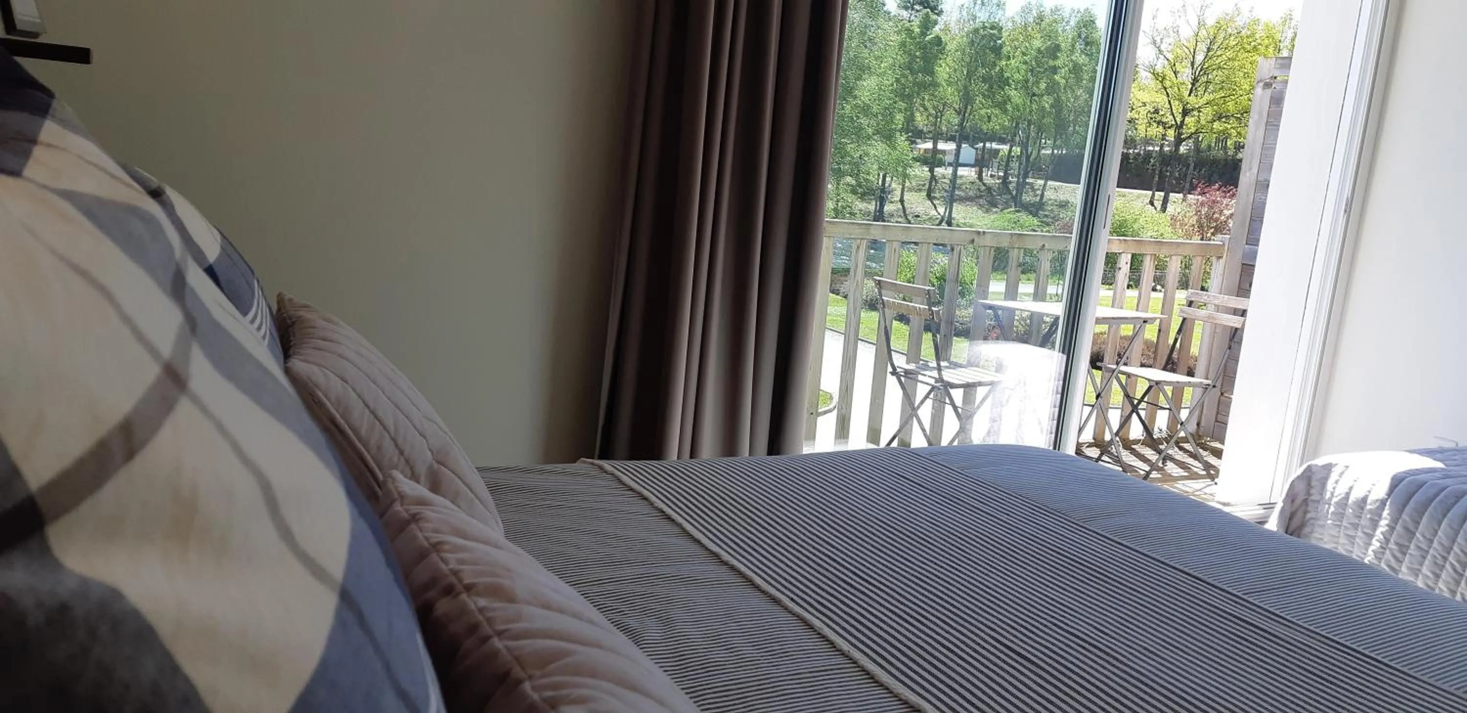 Bed in Logis Hotel du Lac