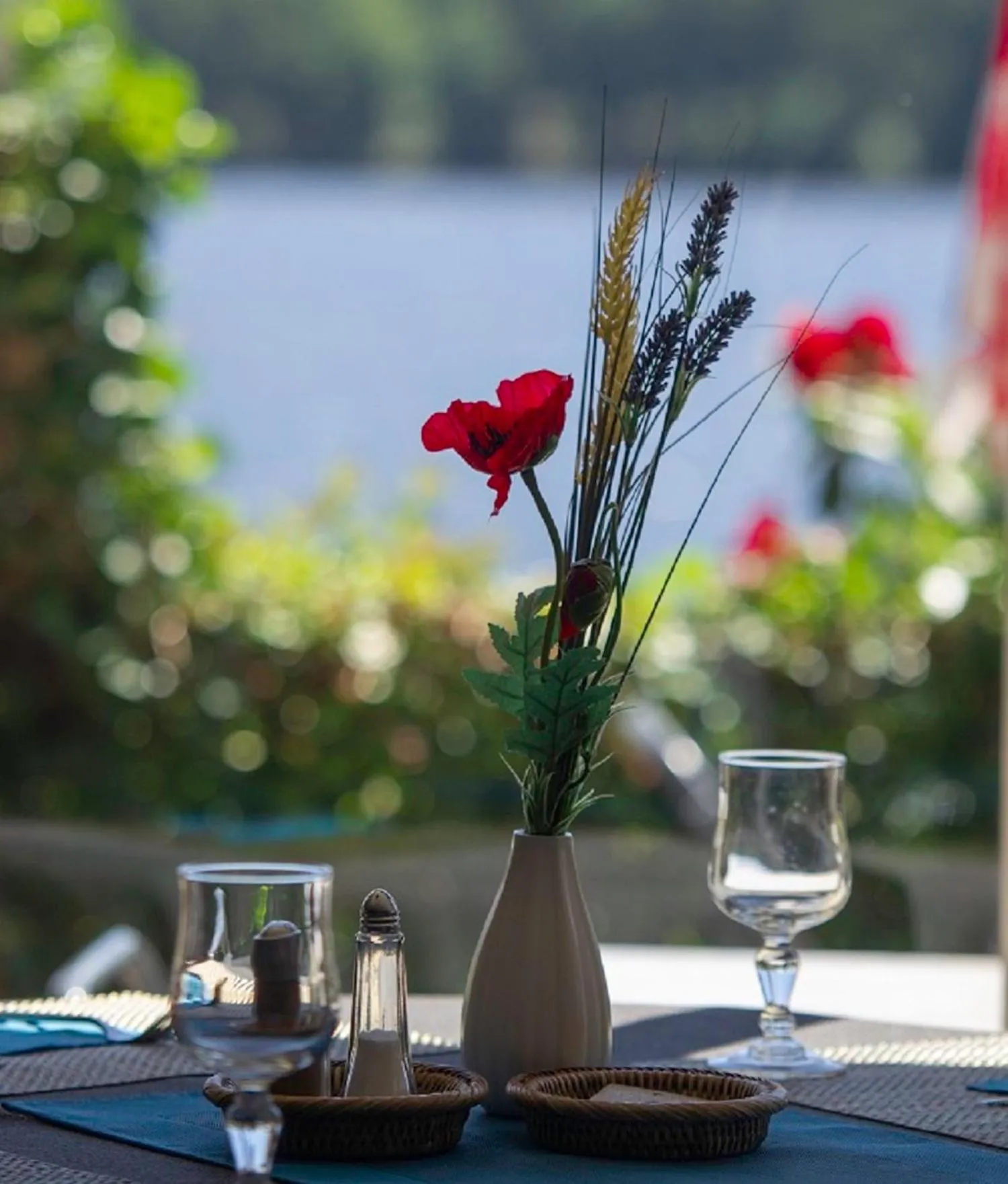 Restaurant/places to eat in Logis Hotel du Lac