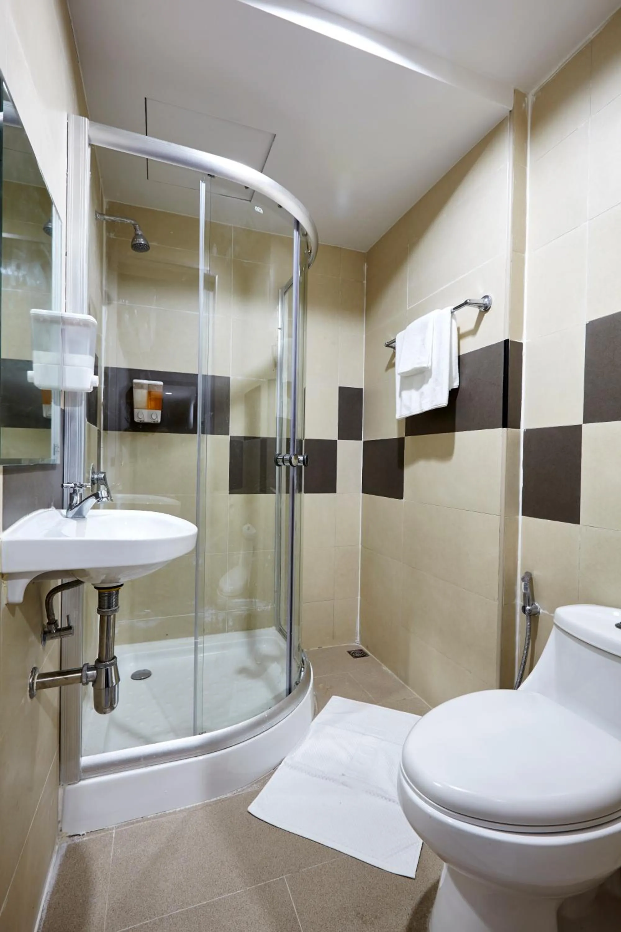 Shower in Le Bonheur Poshtel