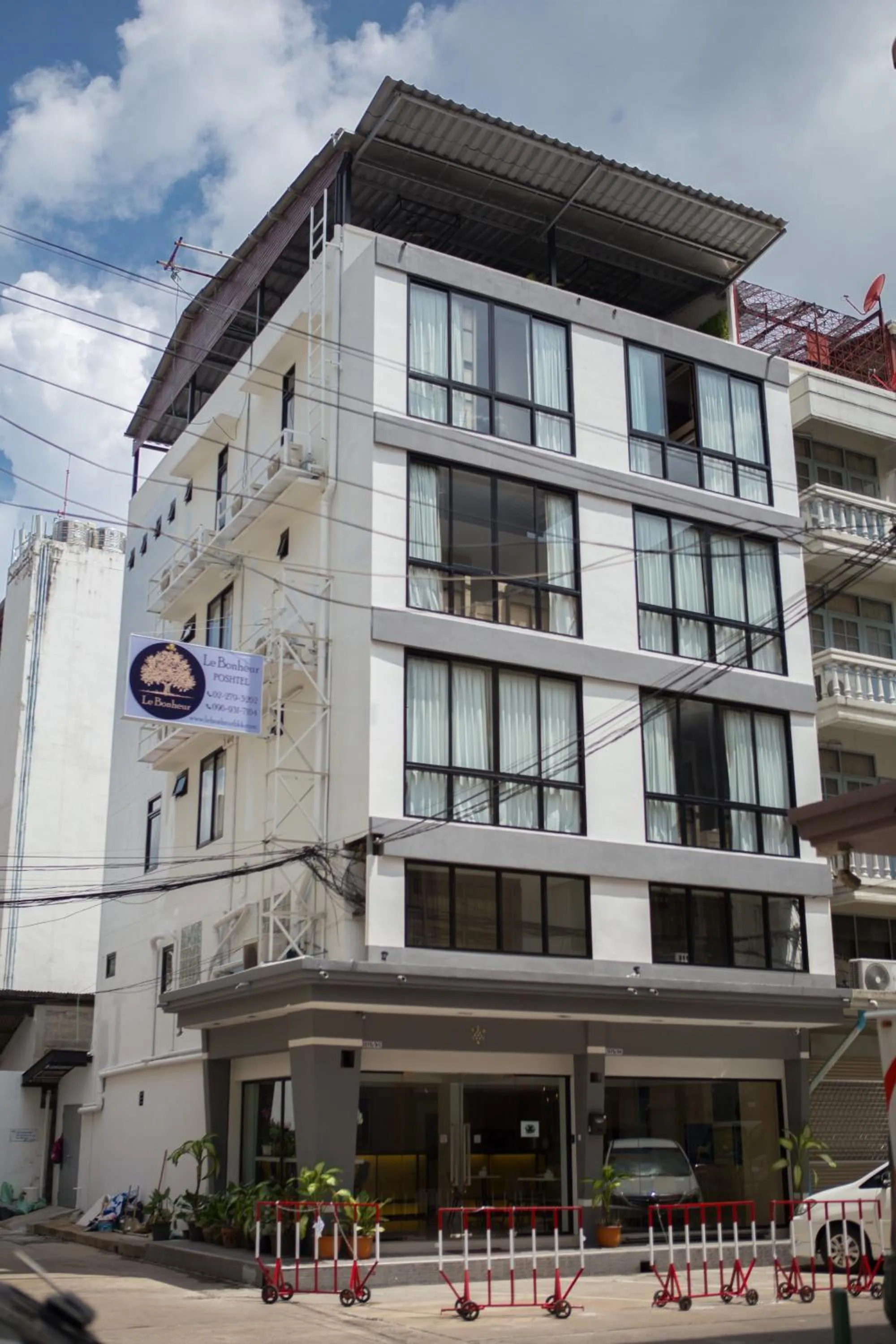 Property building in Le Bonheur Poshtel