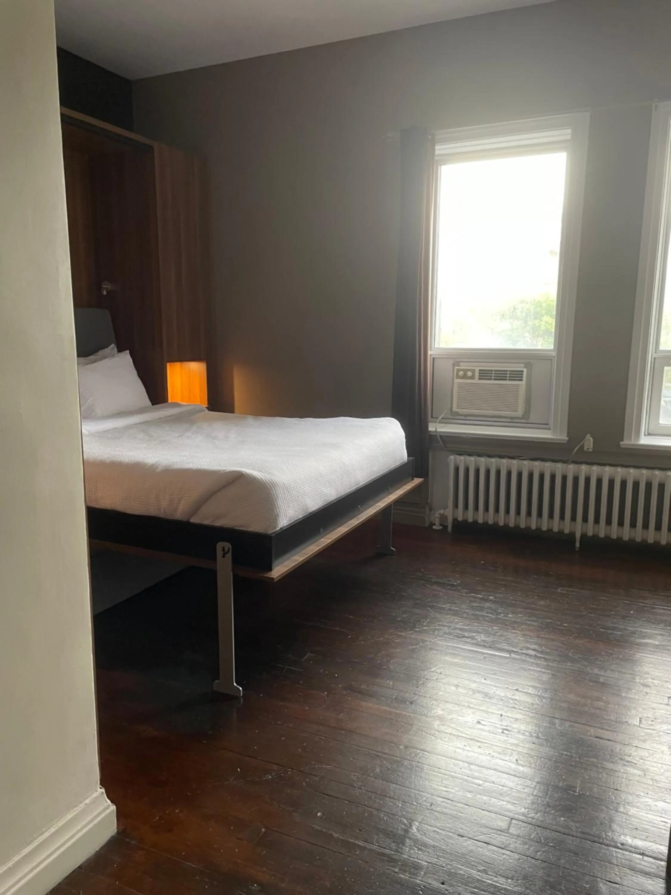 Bed in Hotel Chicoutimi, affilié à Hyvi