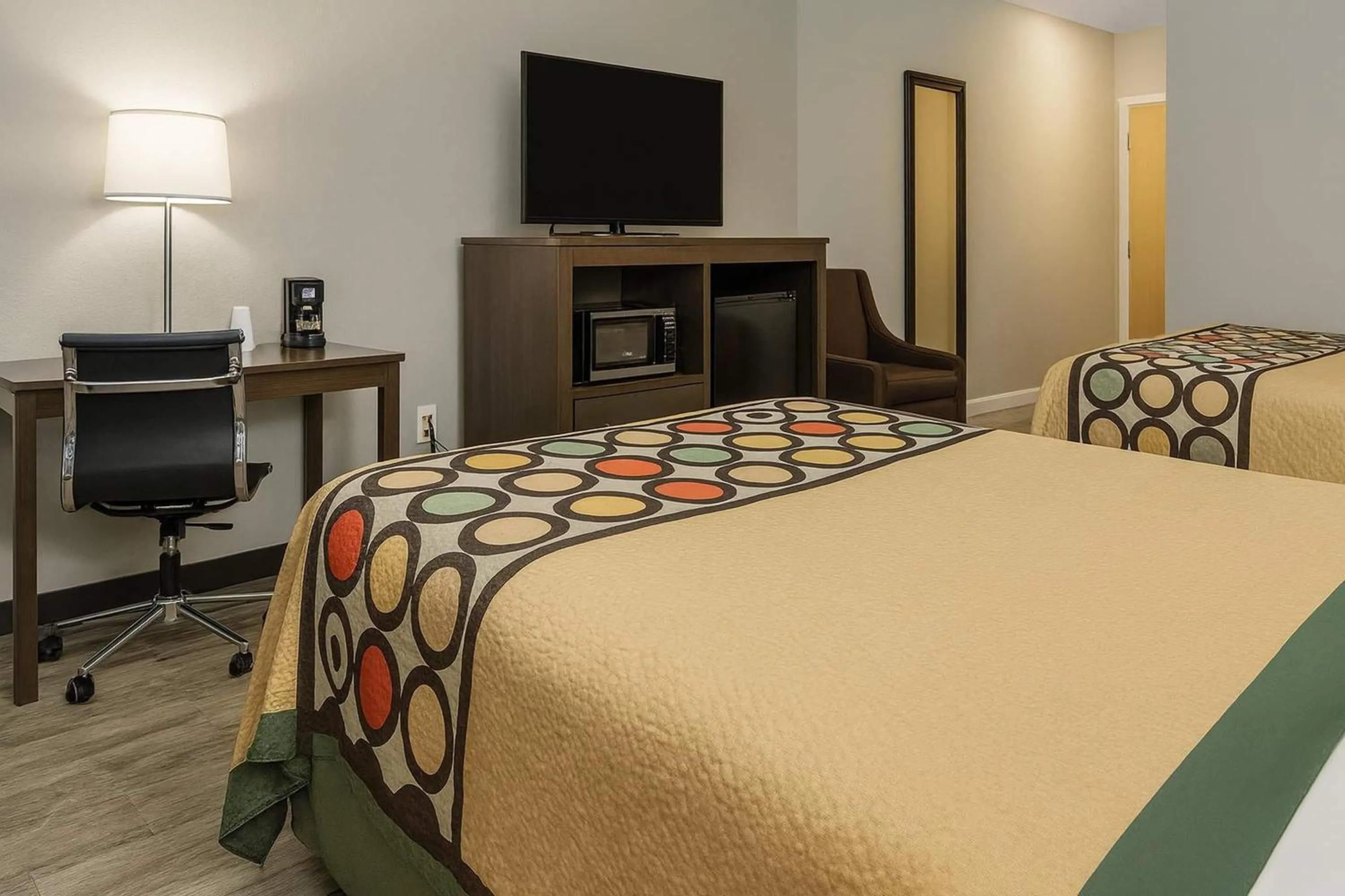 Photo of the whole room, Bed in Super 8 by Wyndham Indianapolis South