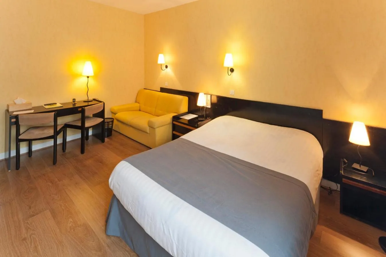 Bedroom, Bed in Logis Hôtel Le Belle Rive