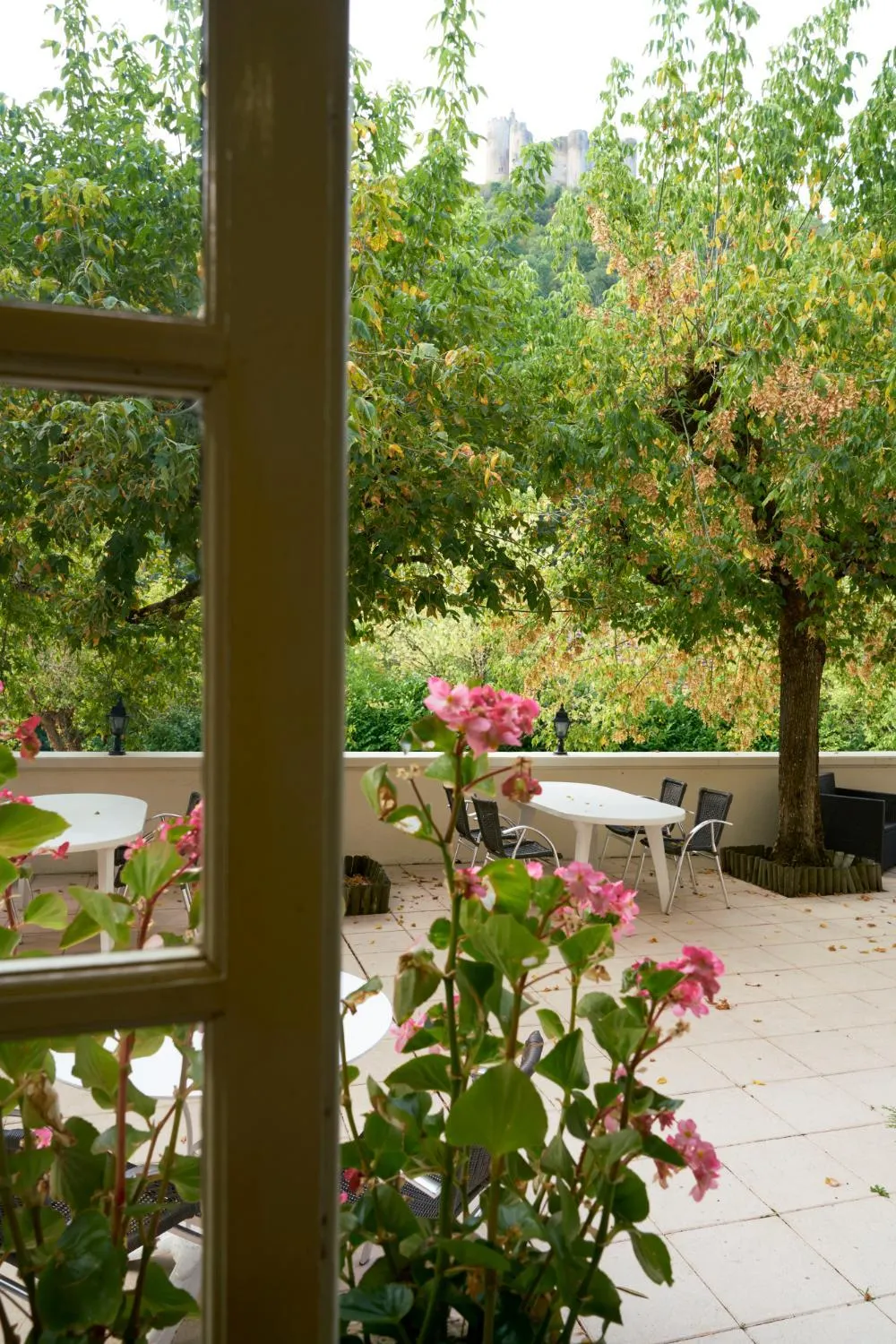 Patio in Logis Hôtel Le Belle Rive