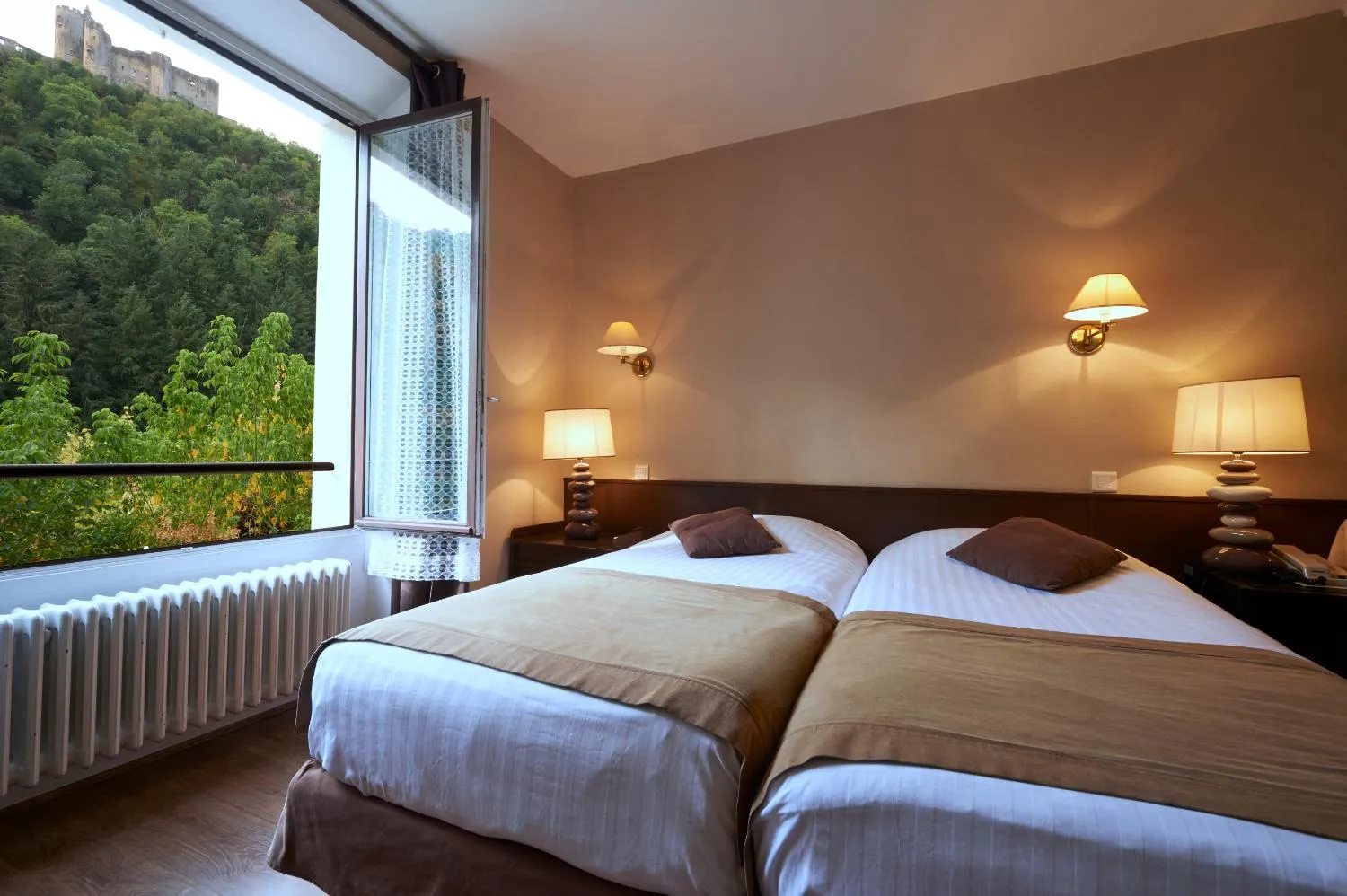 Bed in Logis Hôtel Le Belle Rive