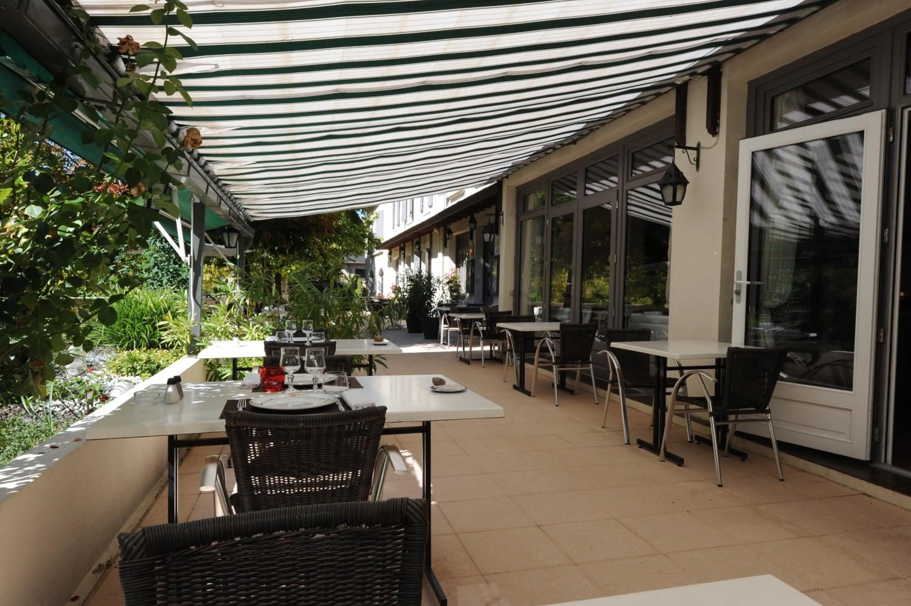 Property building in Logis Hôtel Le Belle Rive