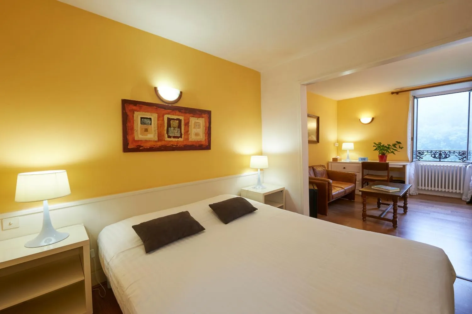 Bed in Logis Hôtel Le Belle Rive