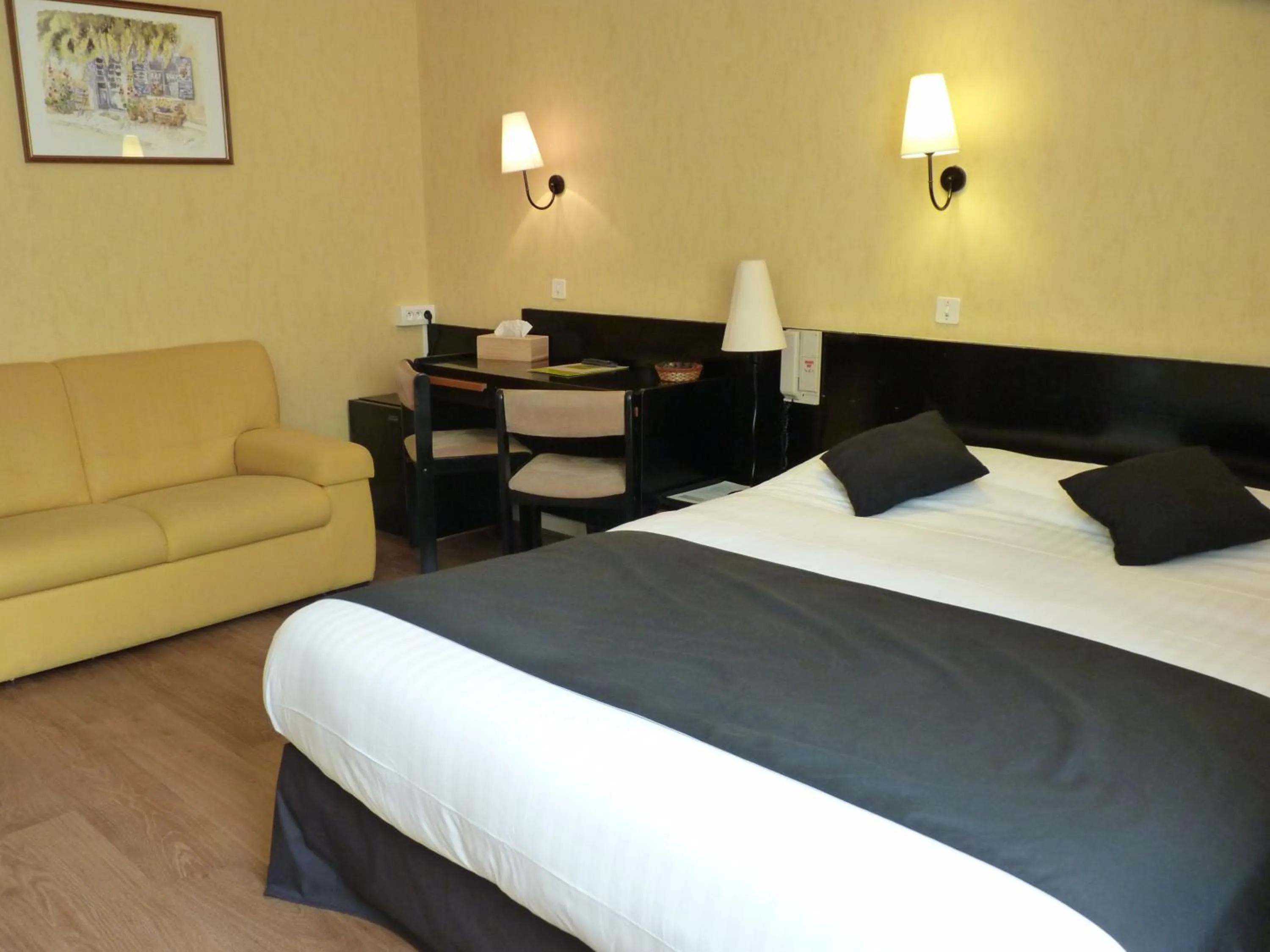 Bed in Logis Hôtel Le Belle Rive