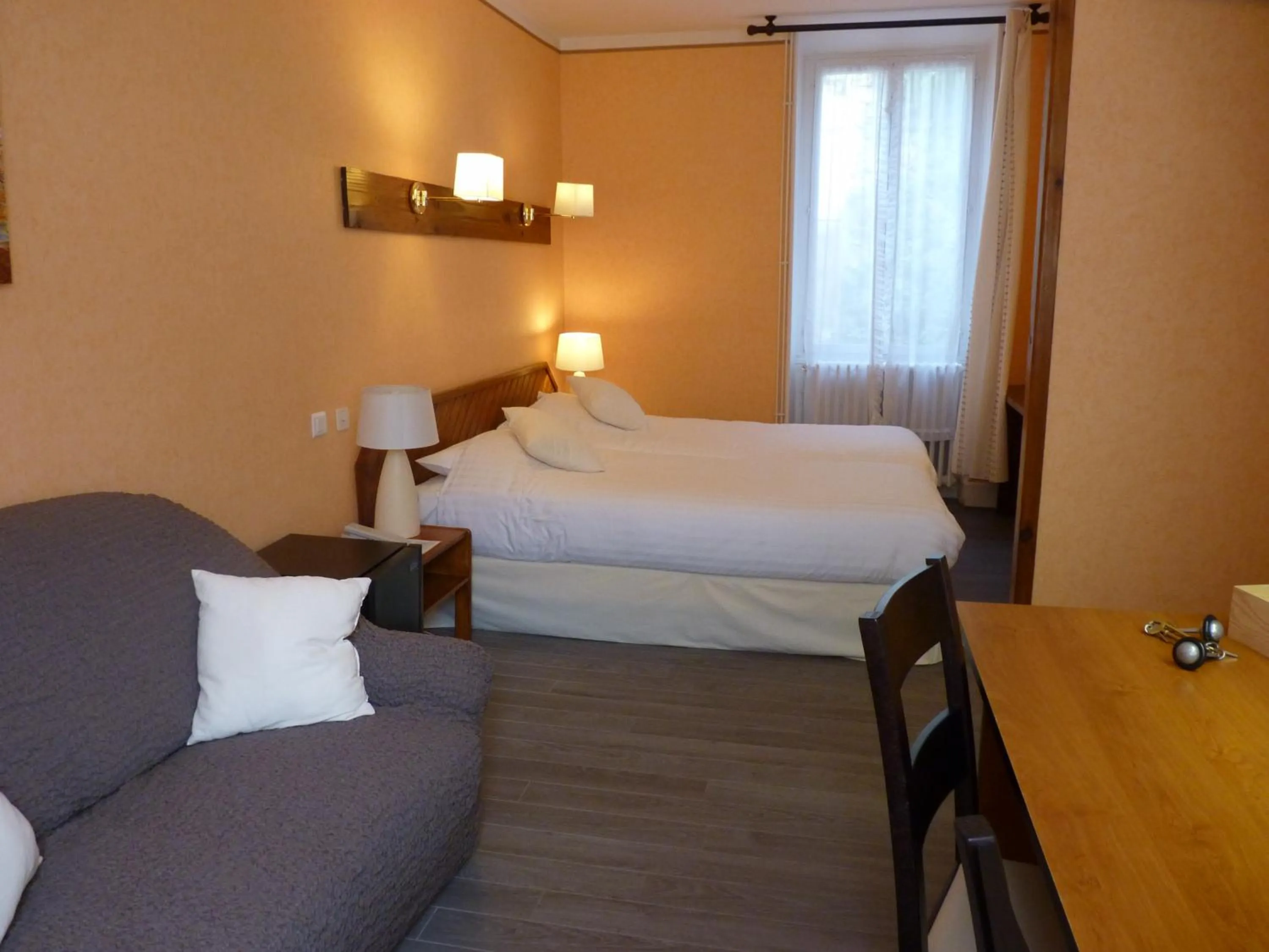 Bed in Logis Hôtel Le Belle Rive