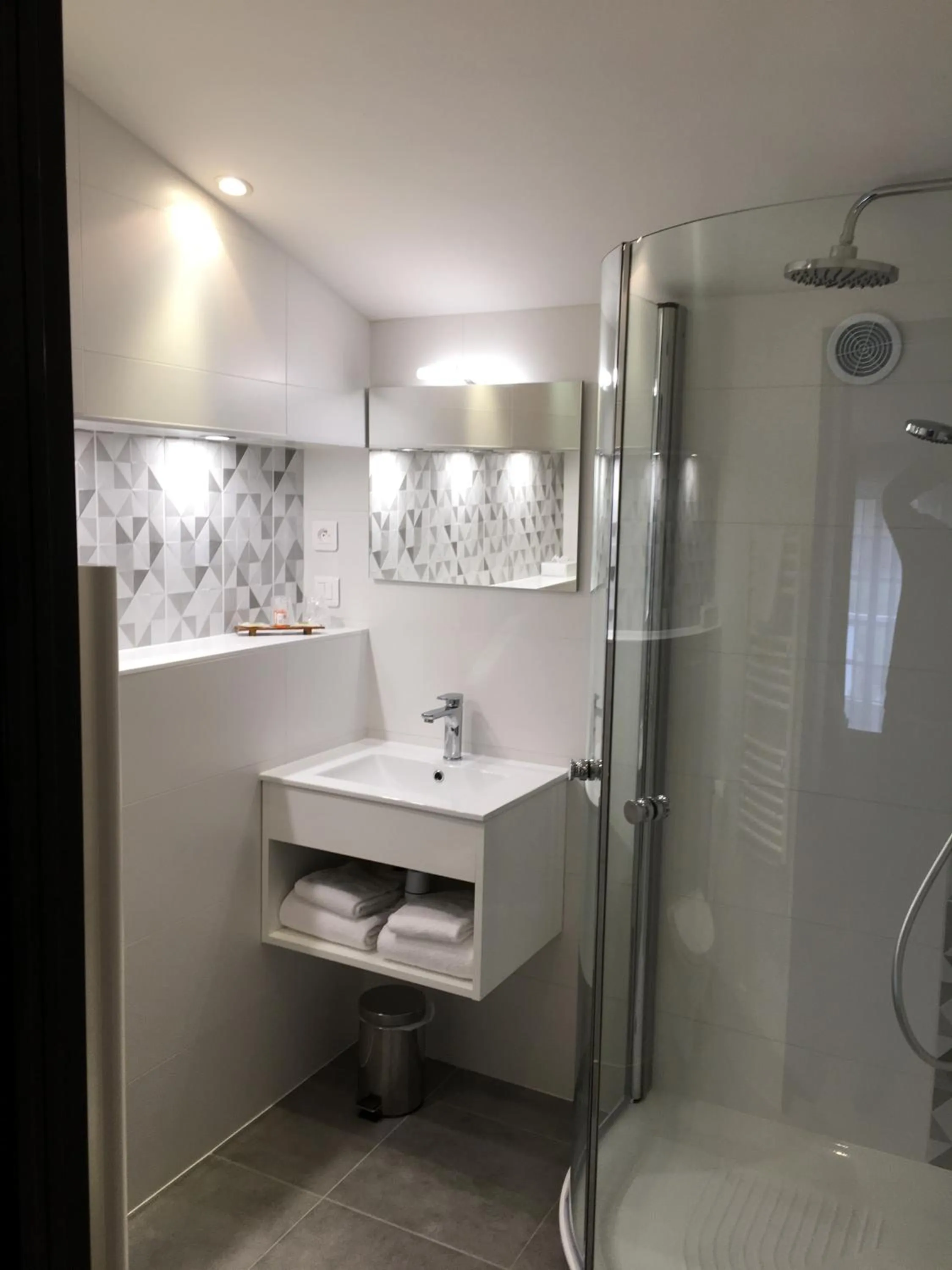 Bathroom in Logis Hôtel Le Moulin de Chalons