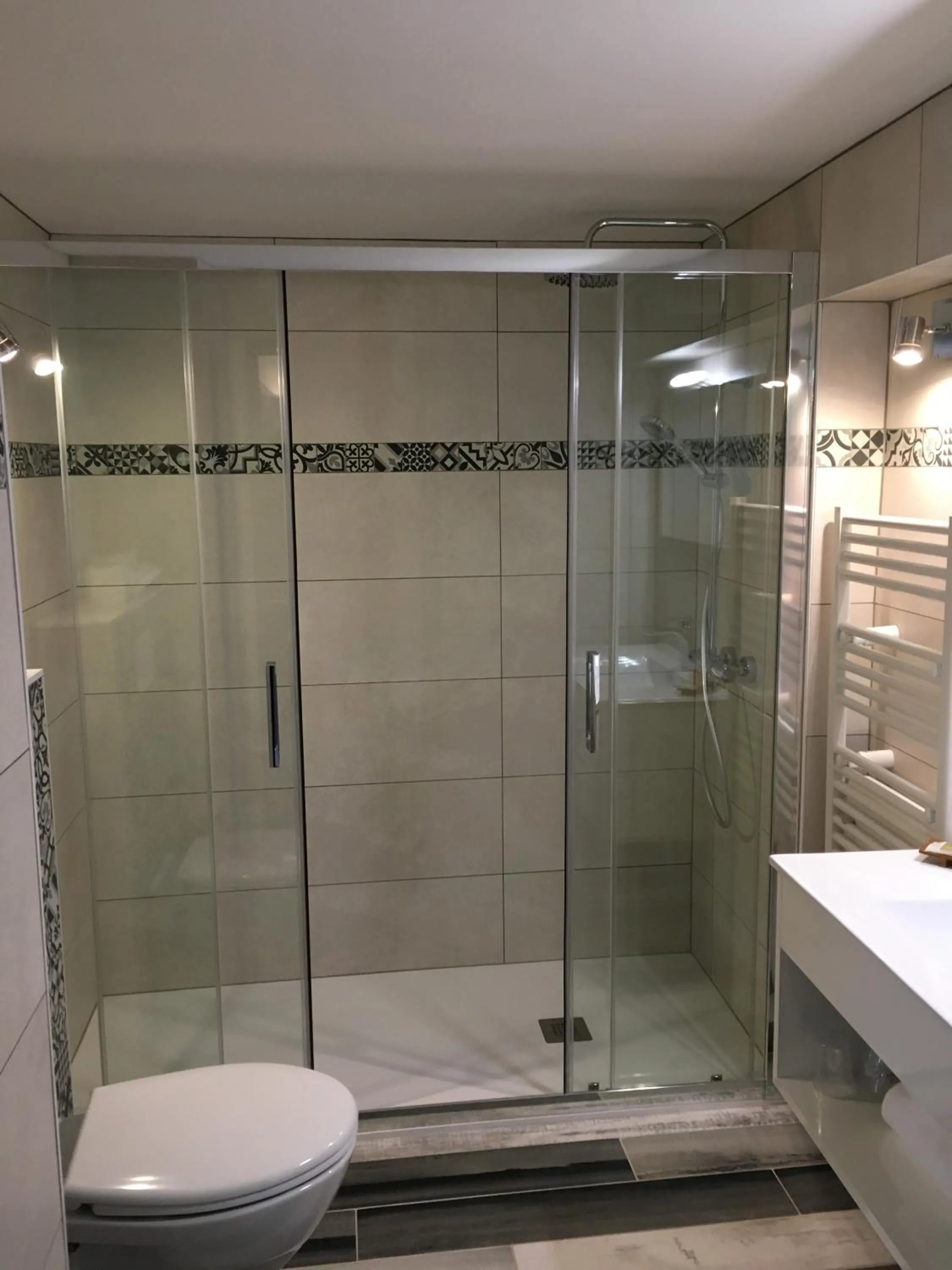 Shower in Logis Hôtel Le Moulin de Chalons