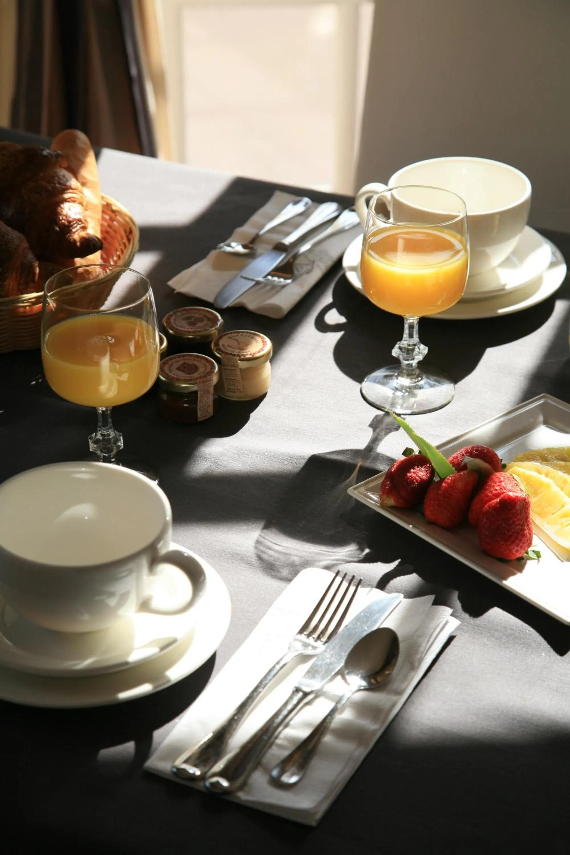 Breakfast in Logis Hôtel Le Moulin de Chalons