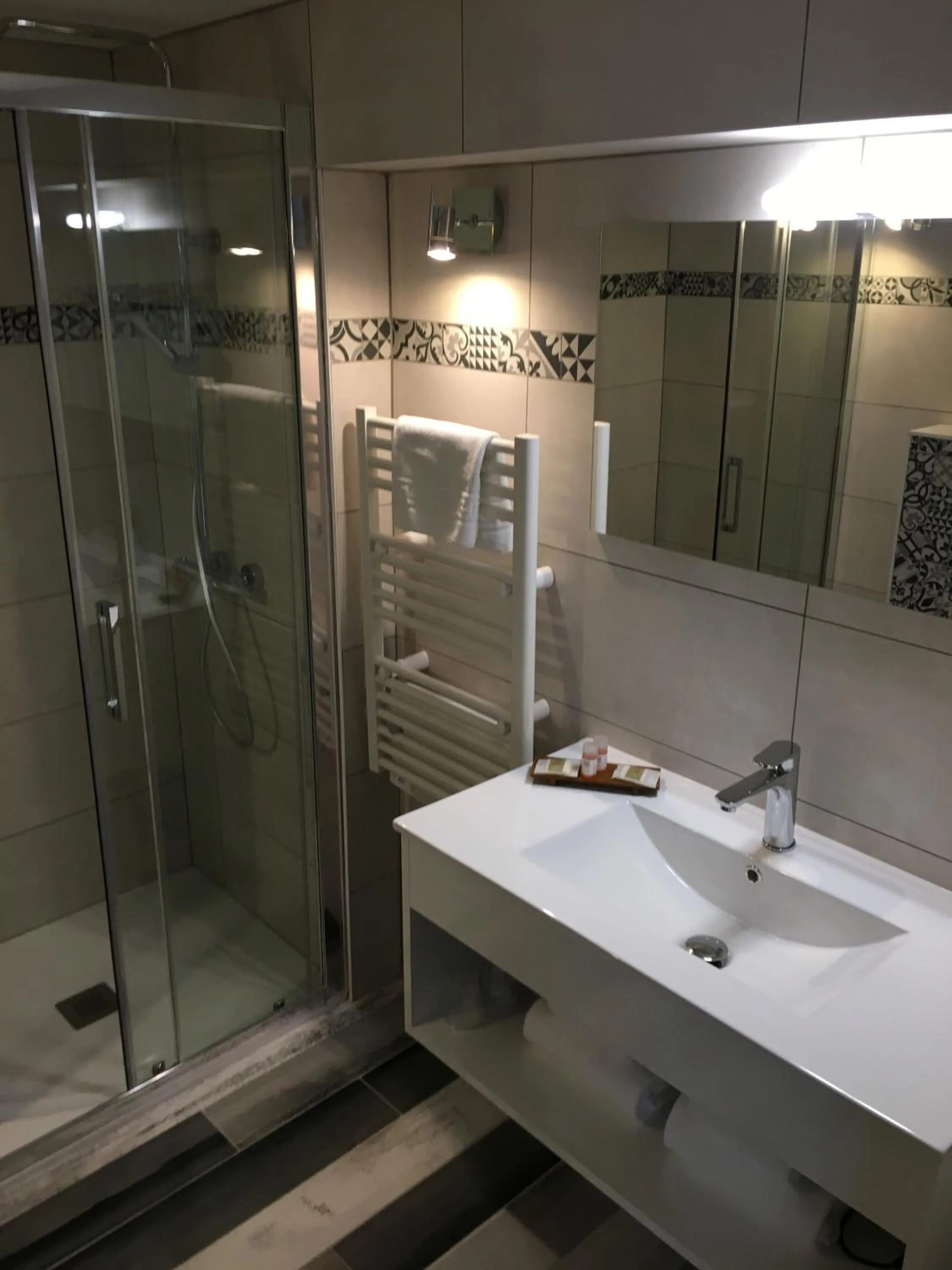 Shower in Logis Hôtel Le Moulin de Chalons