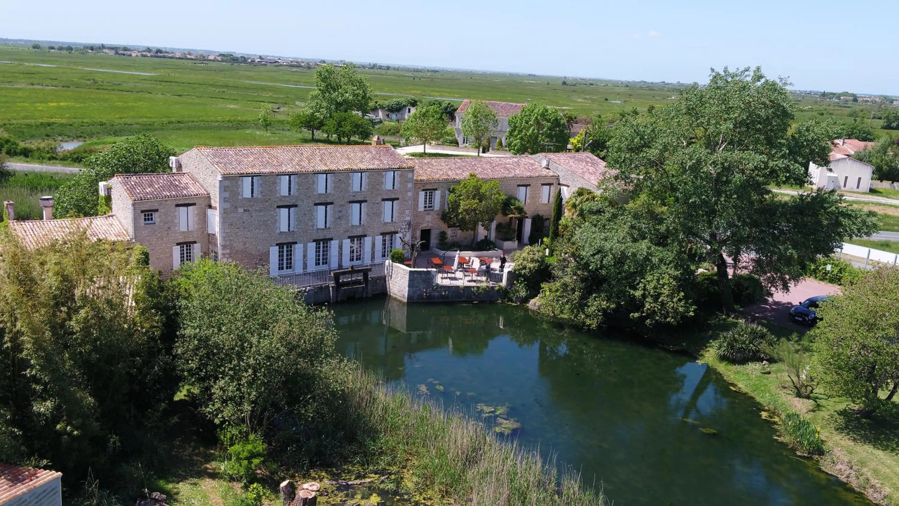 Bird's eye view in Logis Hôtel Le Moulin de Chalons