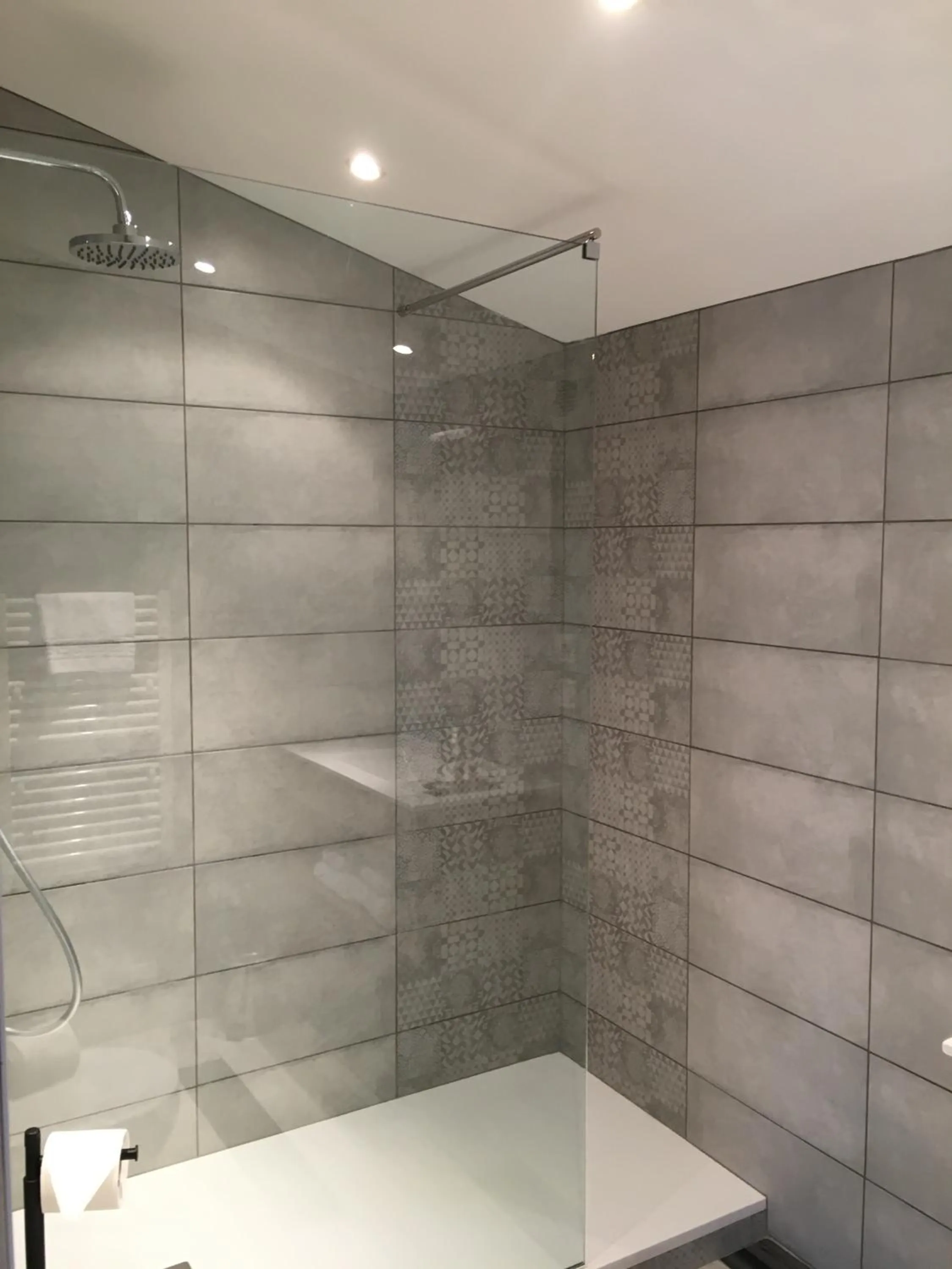 Shower in Logis Hôtel Le Moulin de Chalons