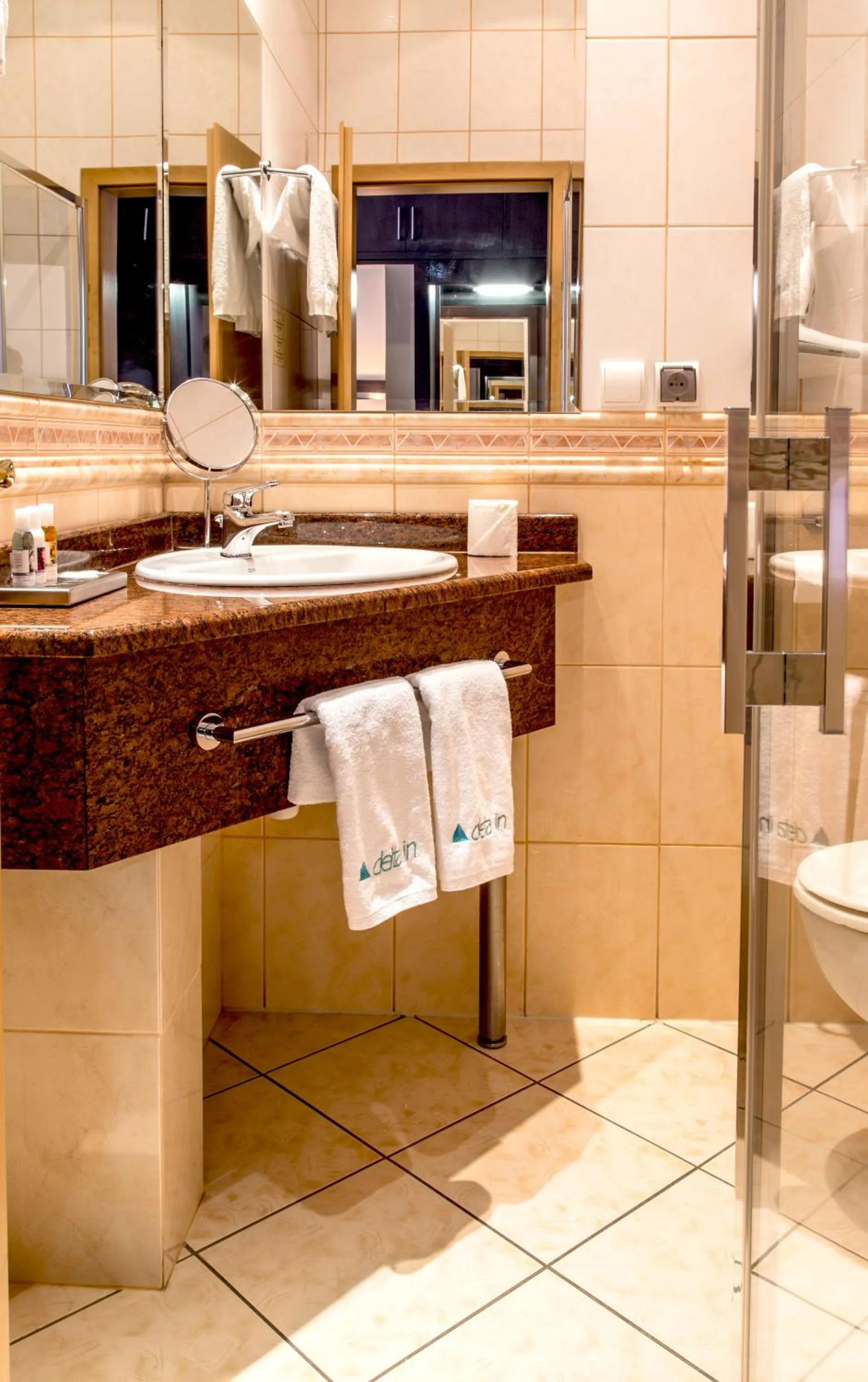 Photo of the whole room in Delta In