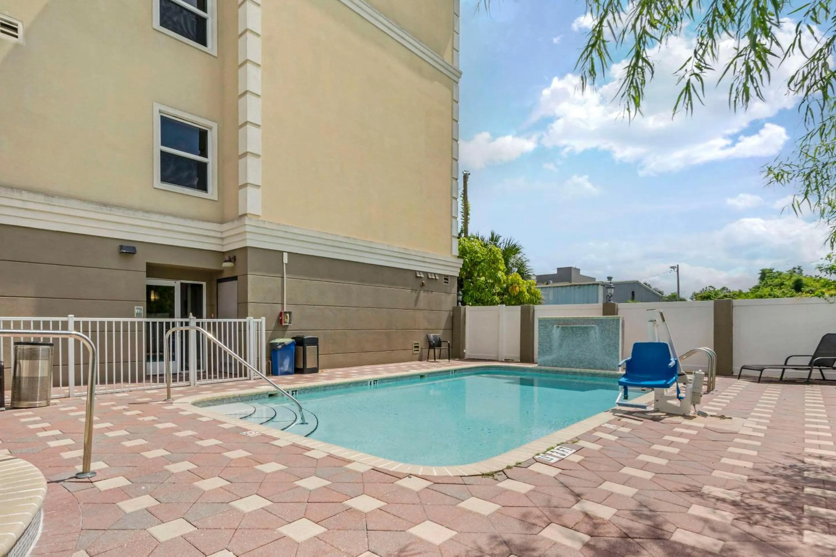 Swimming pool in Country Inn & Suites by Radisson, Tampa Airport North, FL