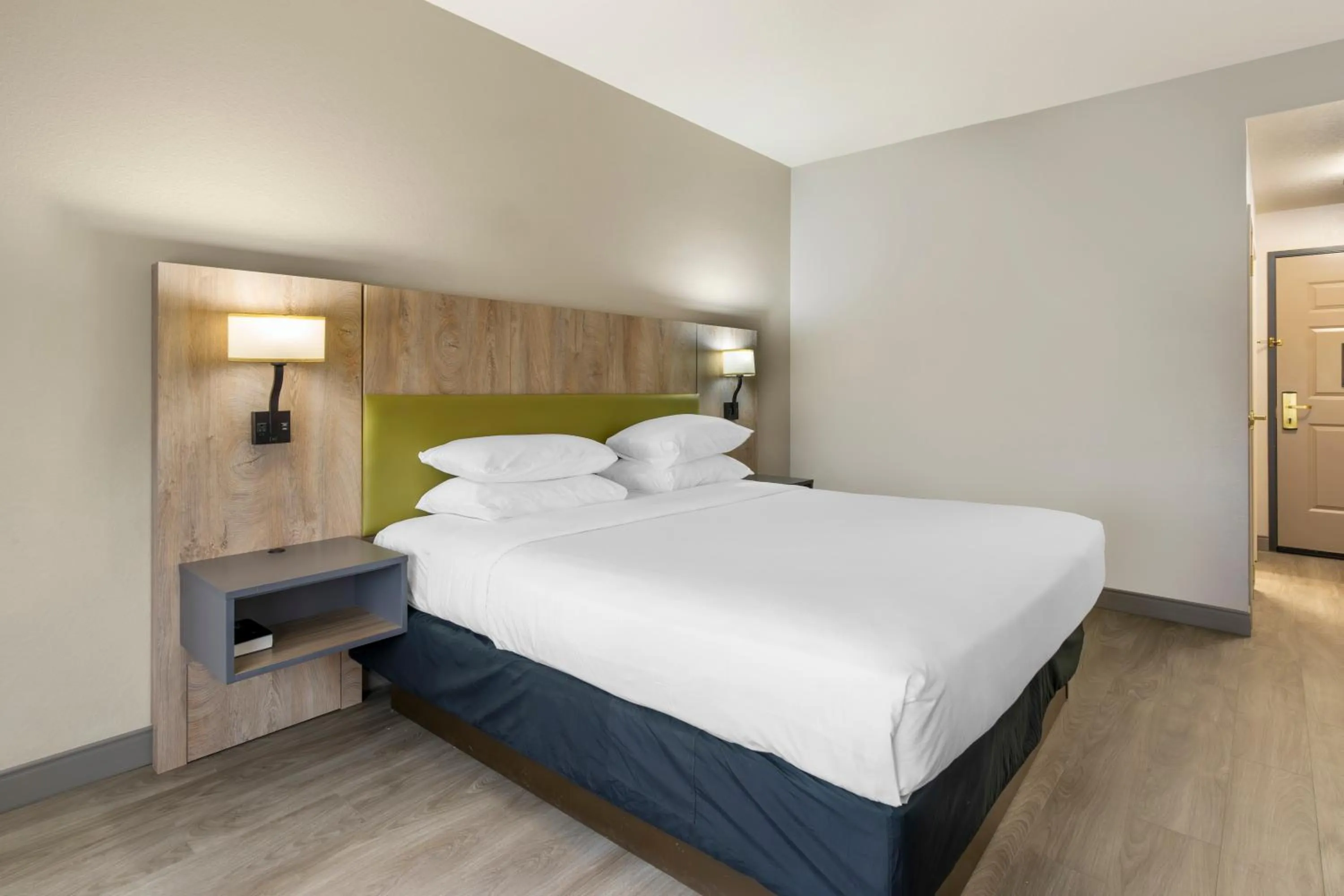 Bed in Country Inn & Suites by Radisson, Tampa Airport North, FL