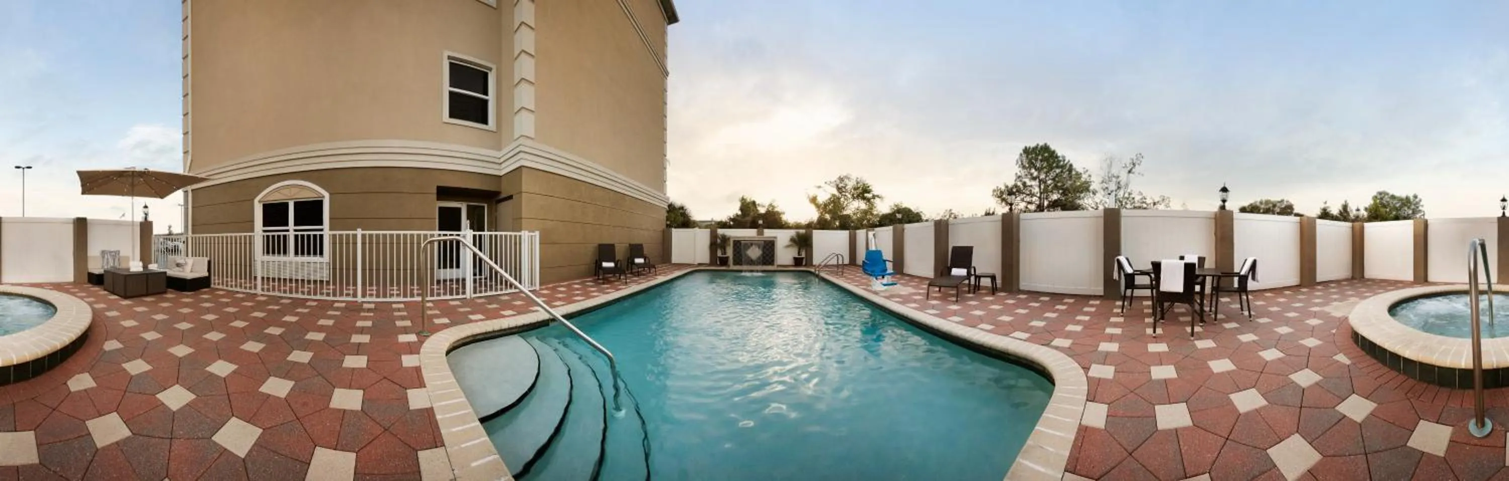 Swimming pool in Country Inn & Suites by Radisson, Tampa Airport North, FL
