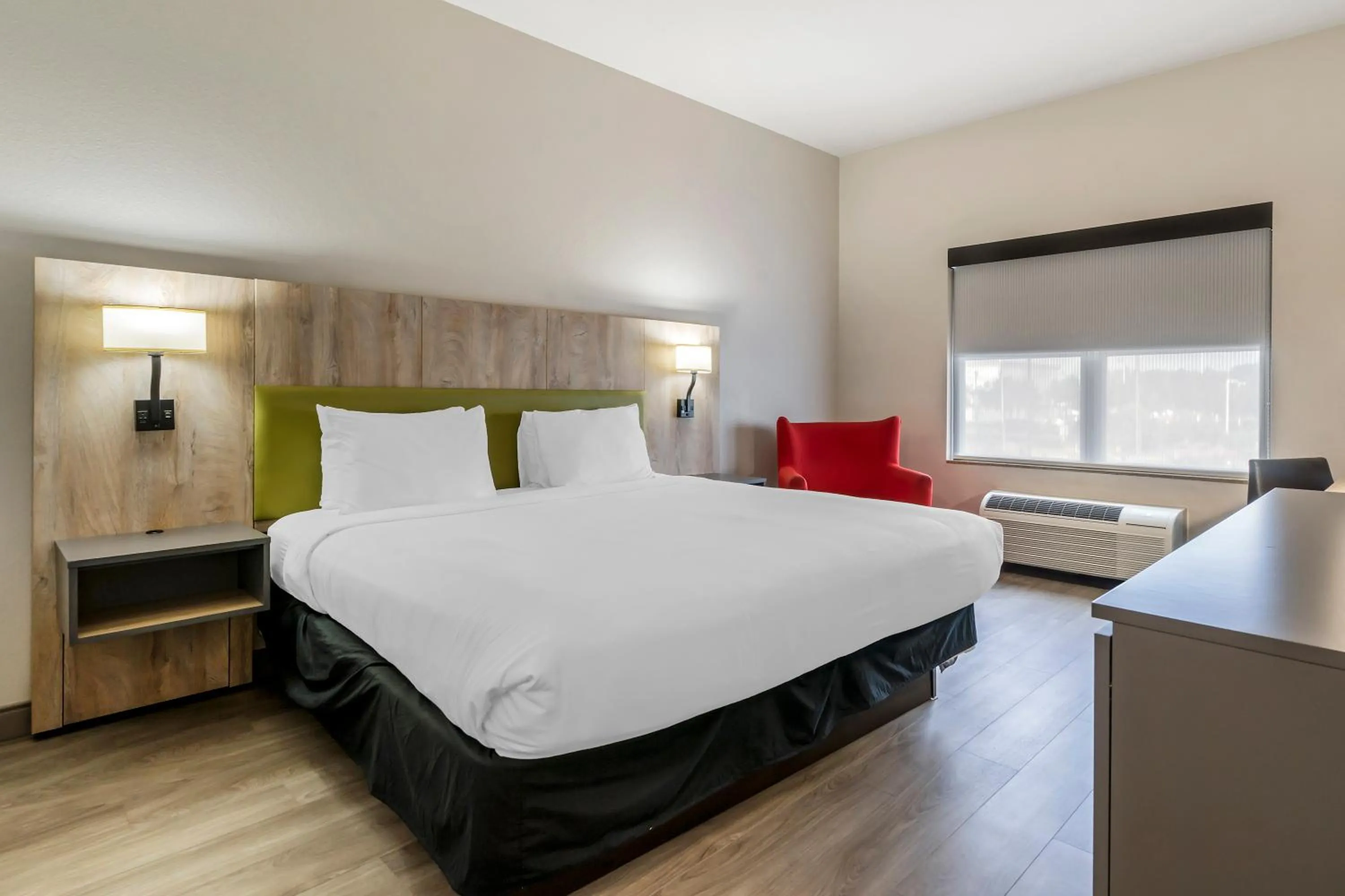 Bed in Country Inn & Suites by Radisson, Tampa Airport North, FL