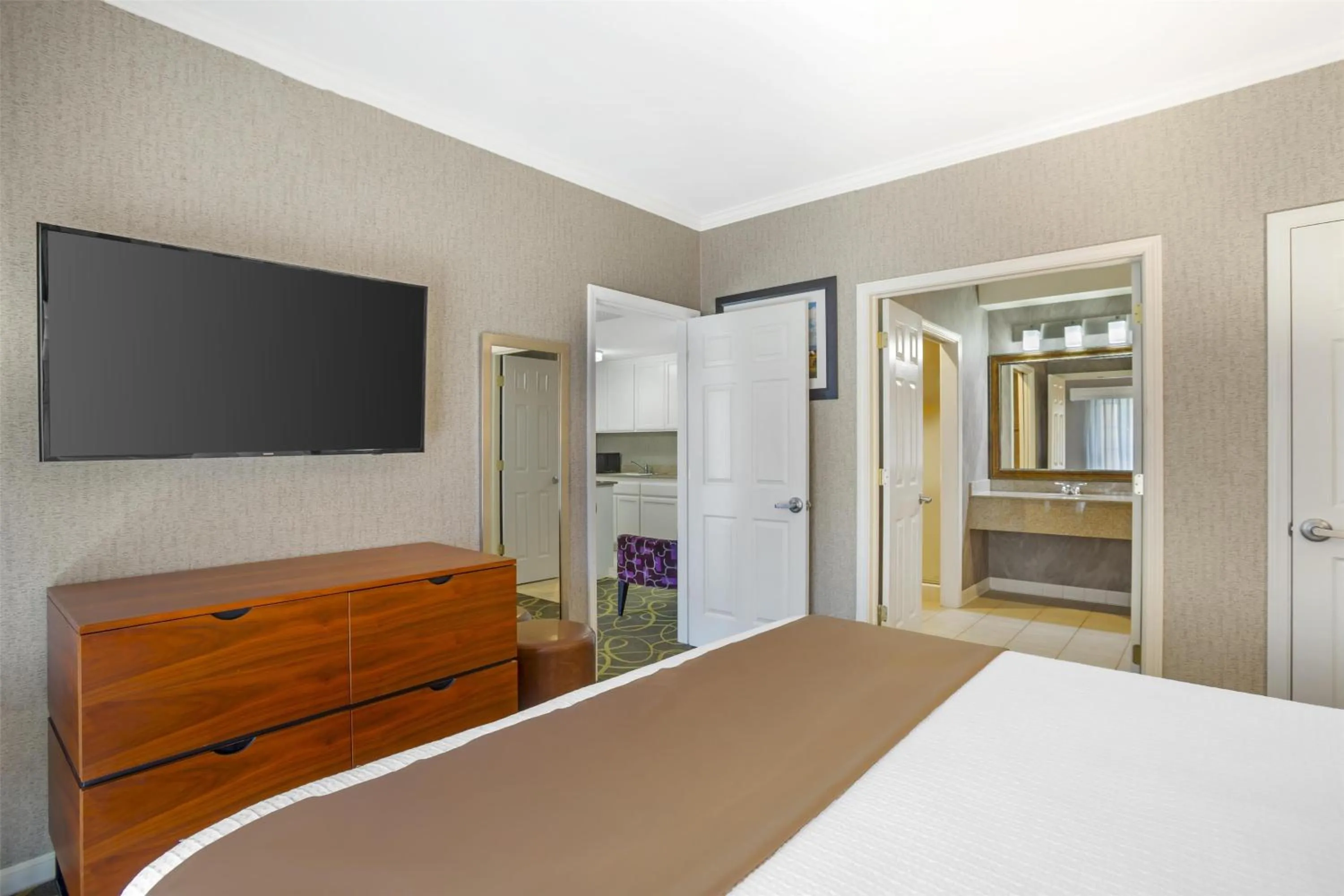 Photo of the whole room, Bed in Best Western Plus Dixon Davis