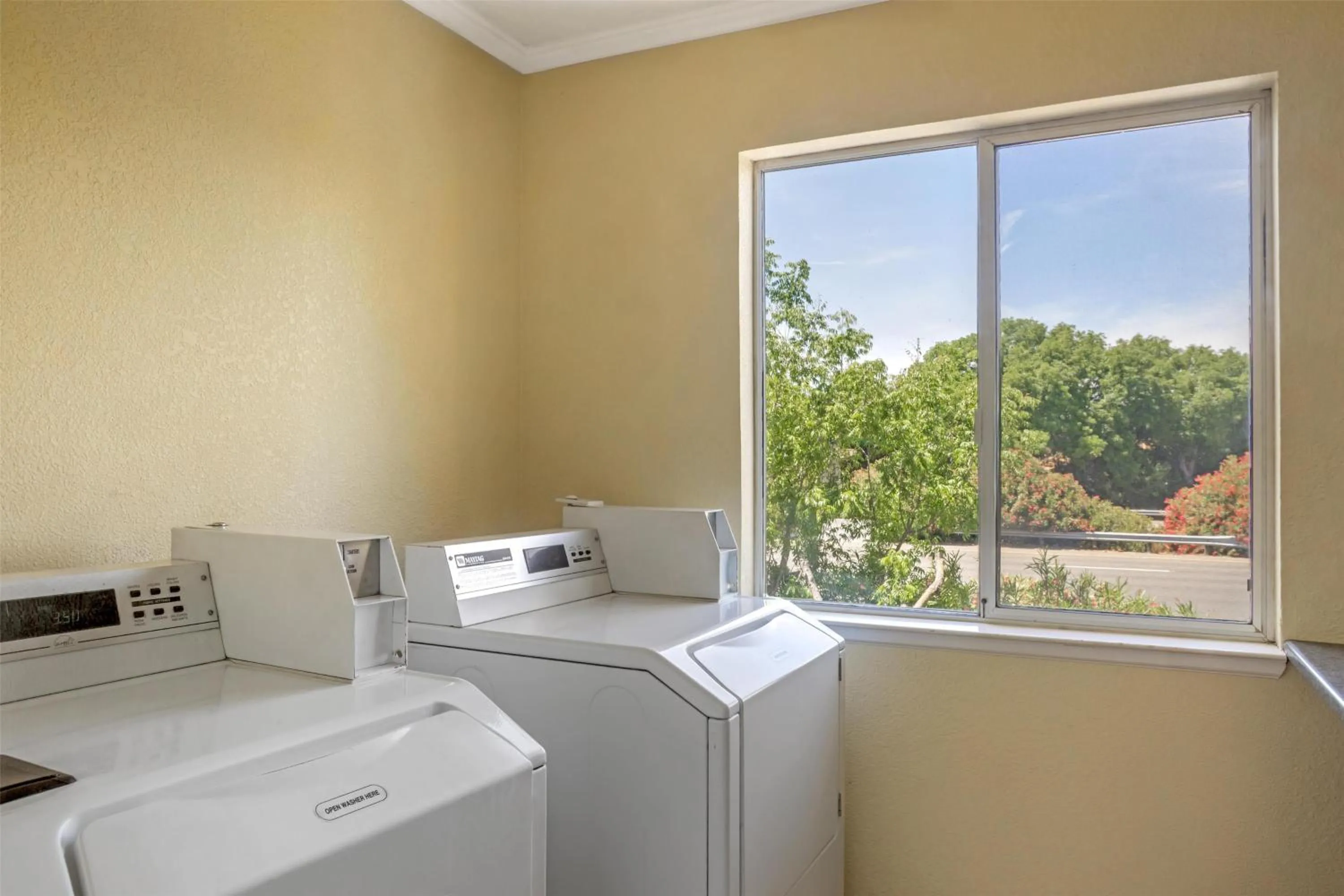 laundry in Best Western Plus Dixon Davis