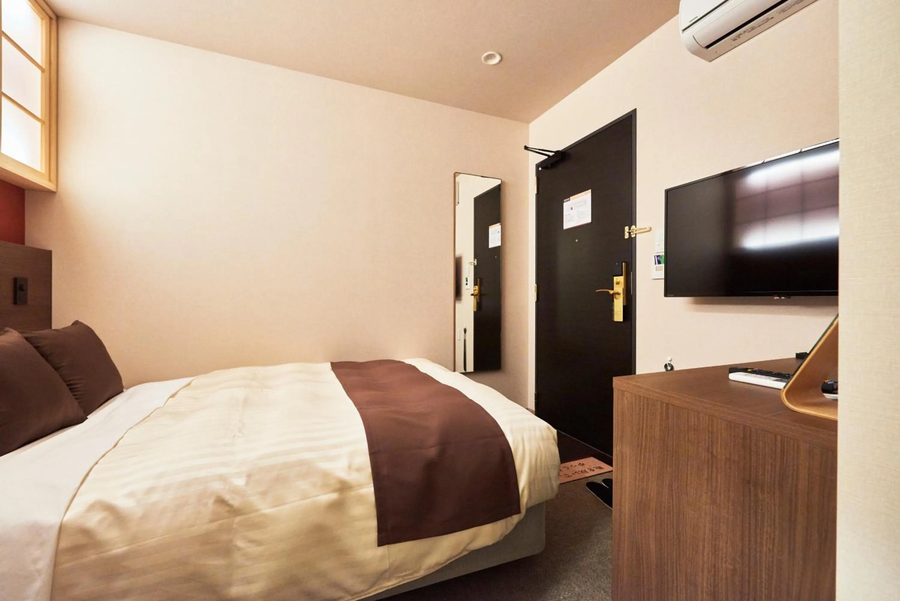 Photo of the whole room, Bed in Hotel KAN-RAKU Saitama Honjo-Waseda Hinoki No Yakata