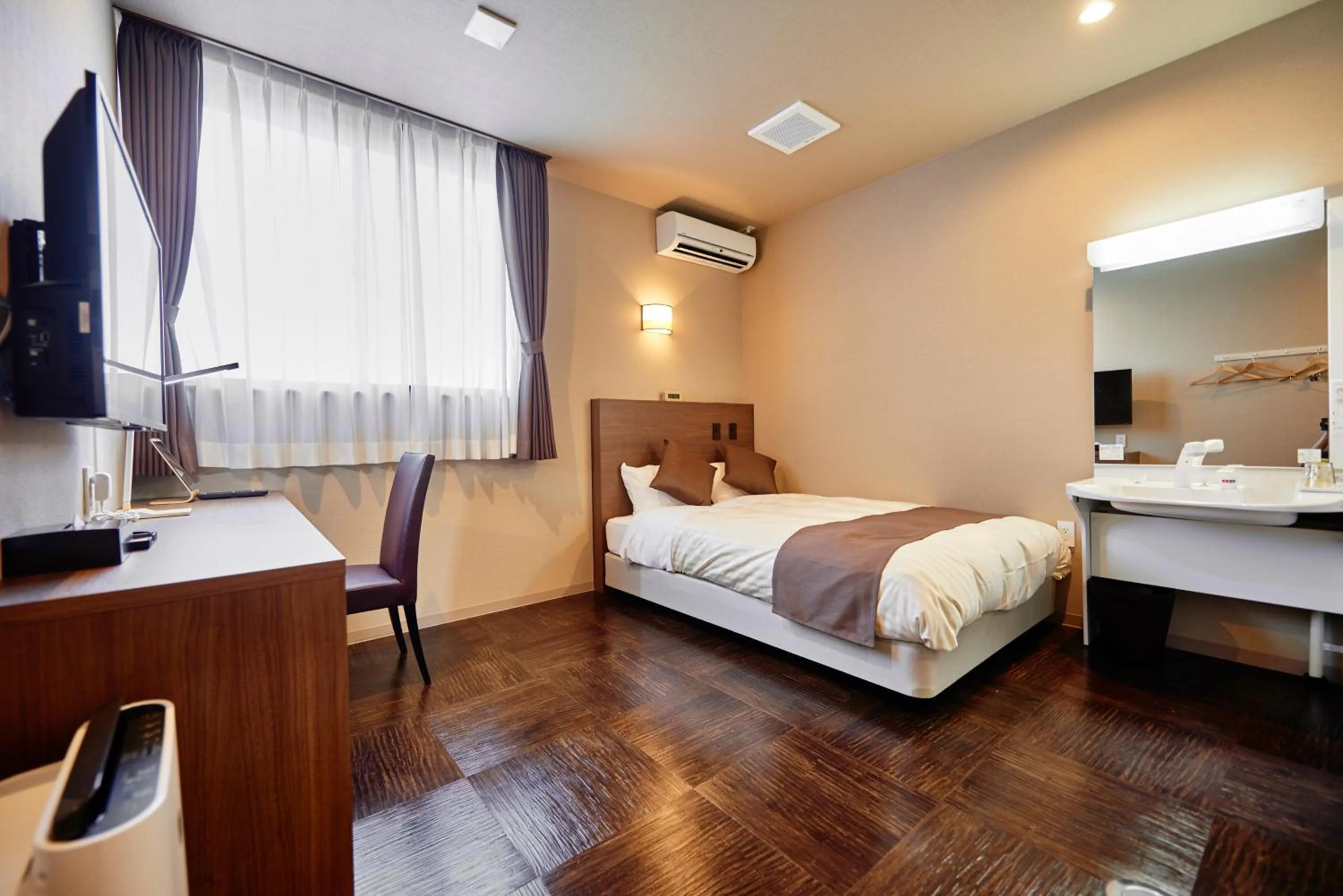 Photo of the whole room, Bed in Hotel KAN-RAKU Saitama Honjo-Waseda Hinoki No Yakata
