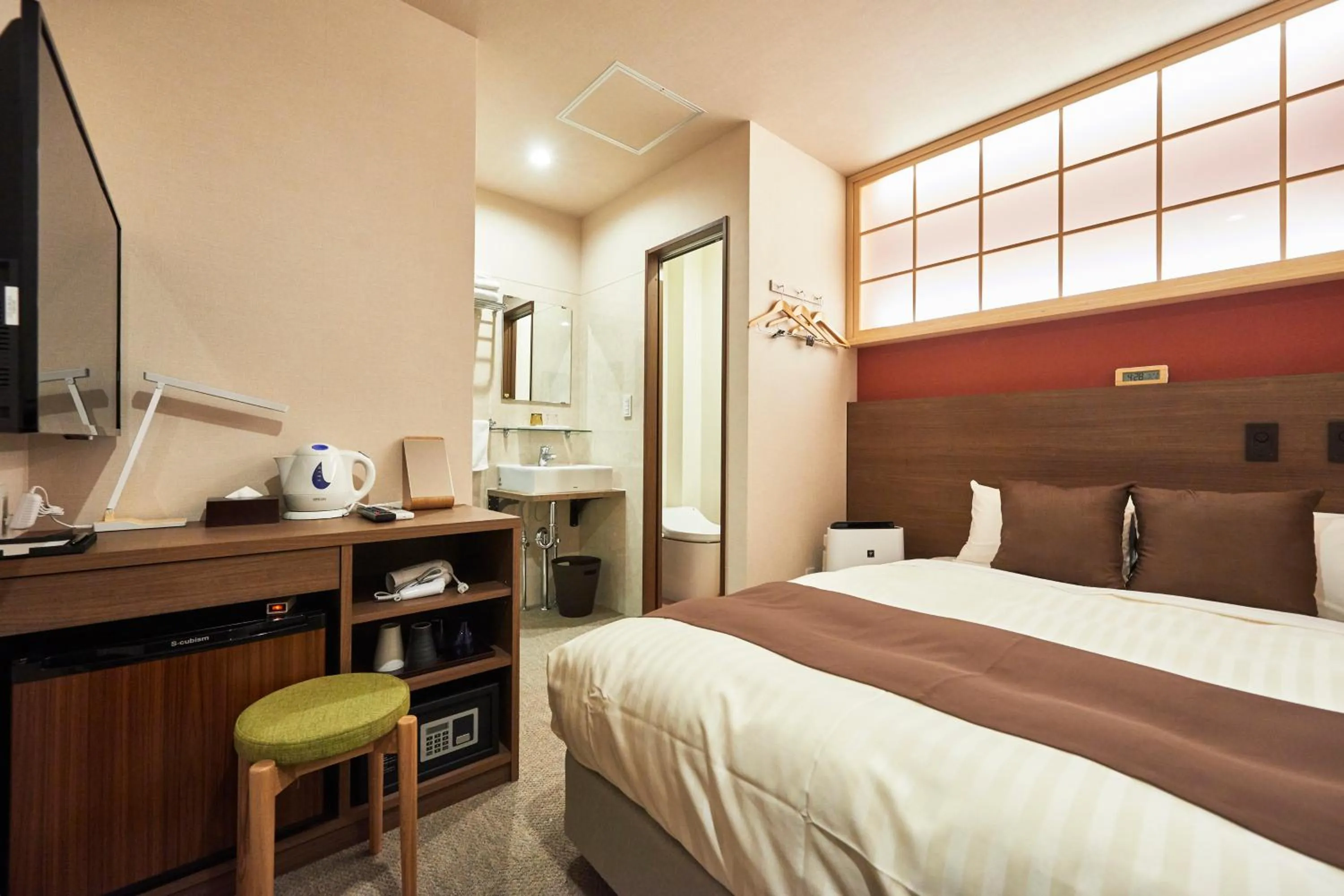 Photo of the whole room, Bed in Hotel KAN-RAKU Saitama Honjo-Waseda Hinoki No Yakata