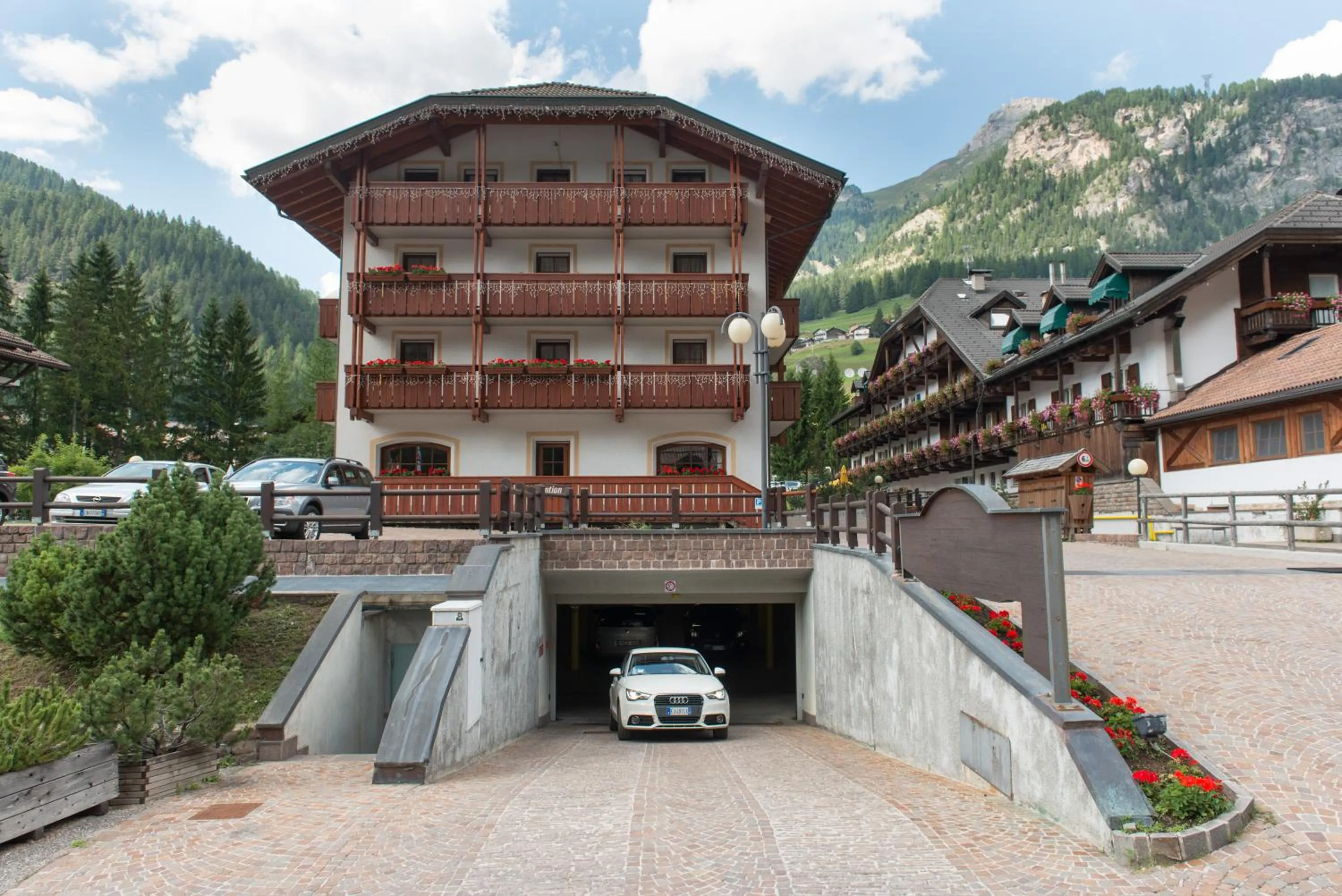 Area and facilities in Garni Aritz