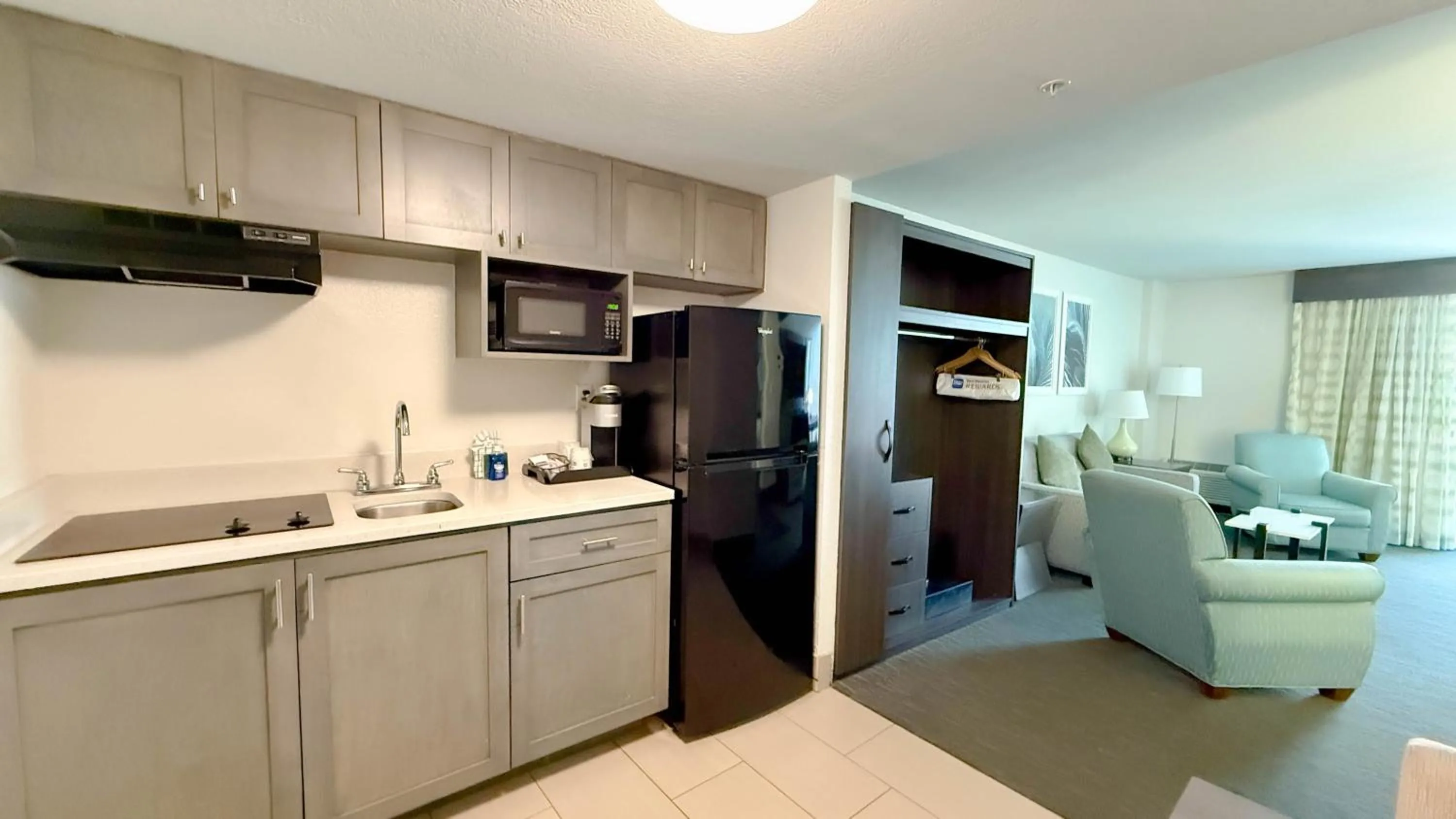 Kitchen or kitchenette in Best Western Plus Daytona Inn Seabreeze