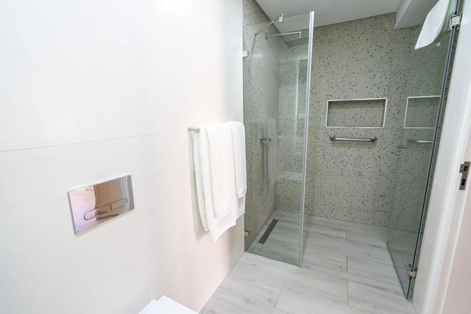 Shower in Luz Beach Apartments