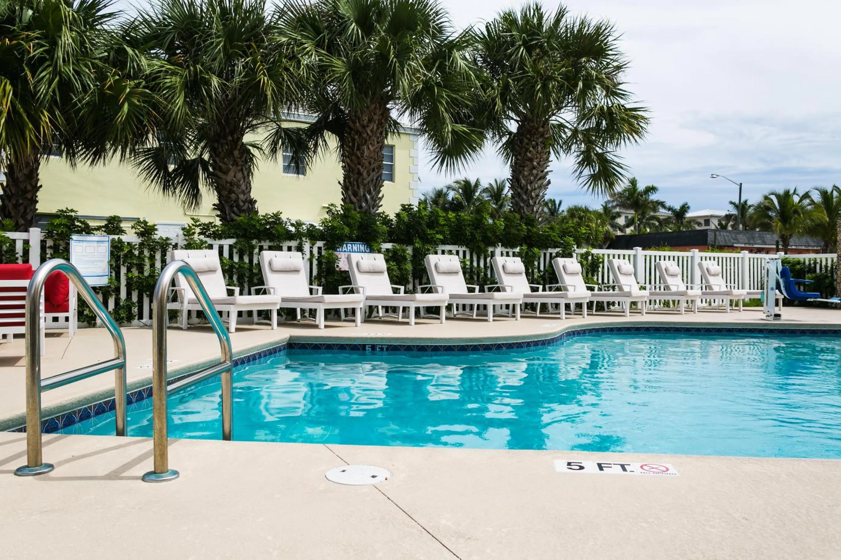 Swimming pool in Royal Inn Beach Hutchinson Island