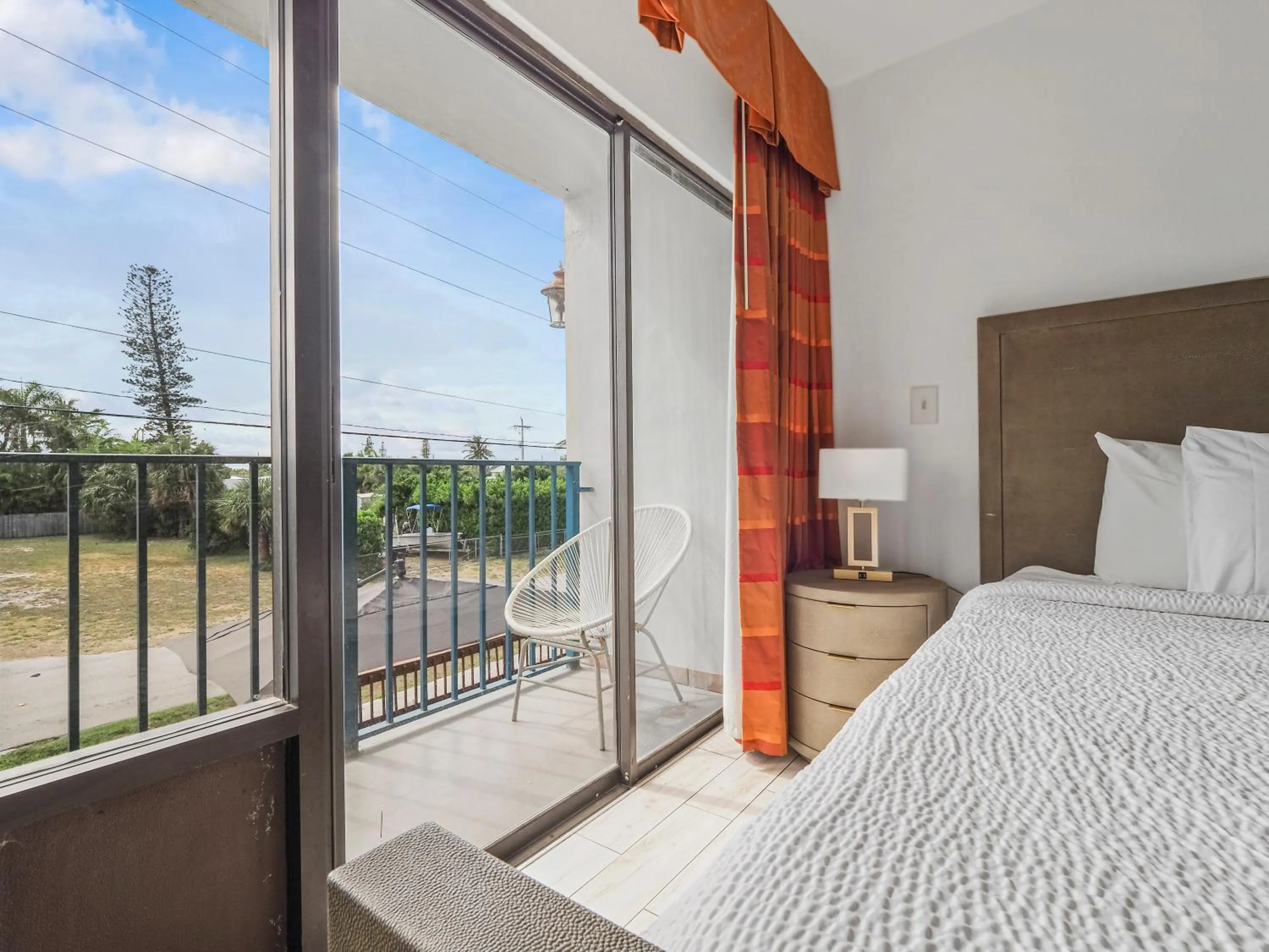 Bed in Royal Inn Beach Hutchinson Island