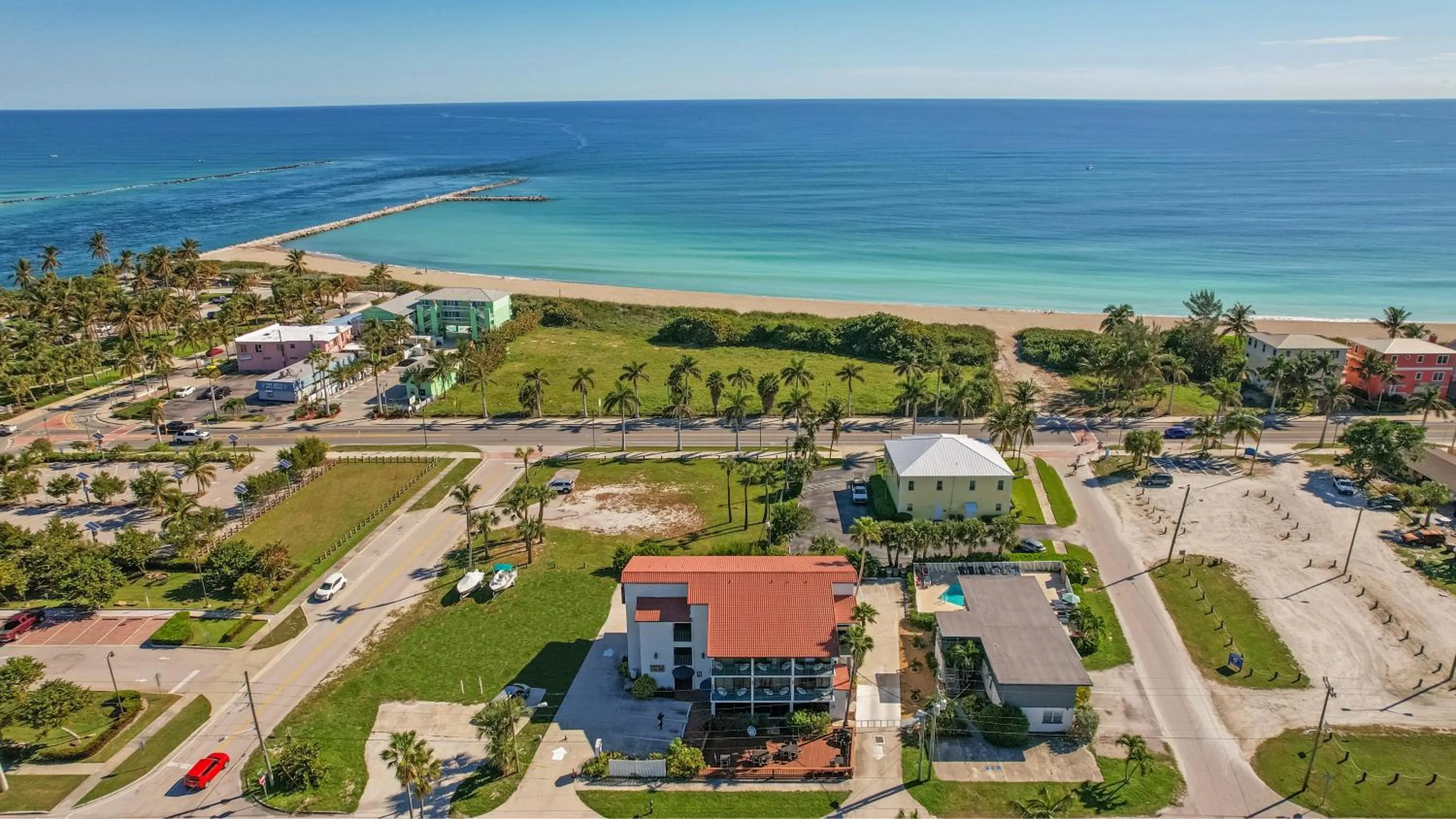 Property building in Royal Inn Beach Hutchinson Island