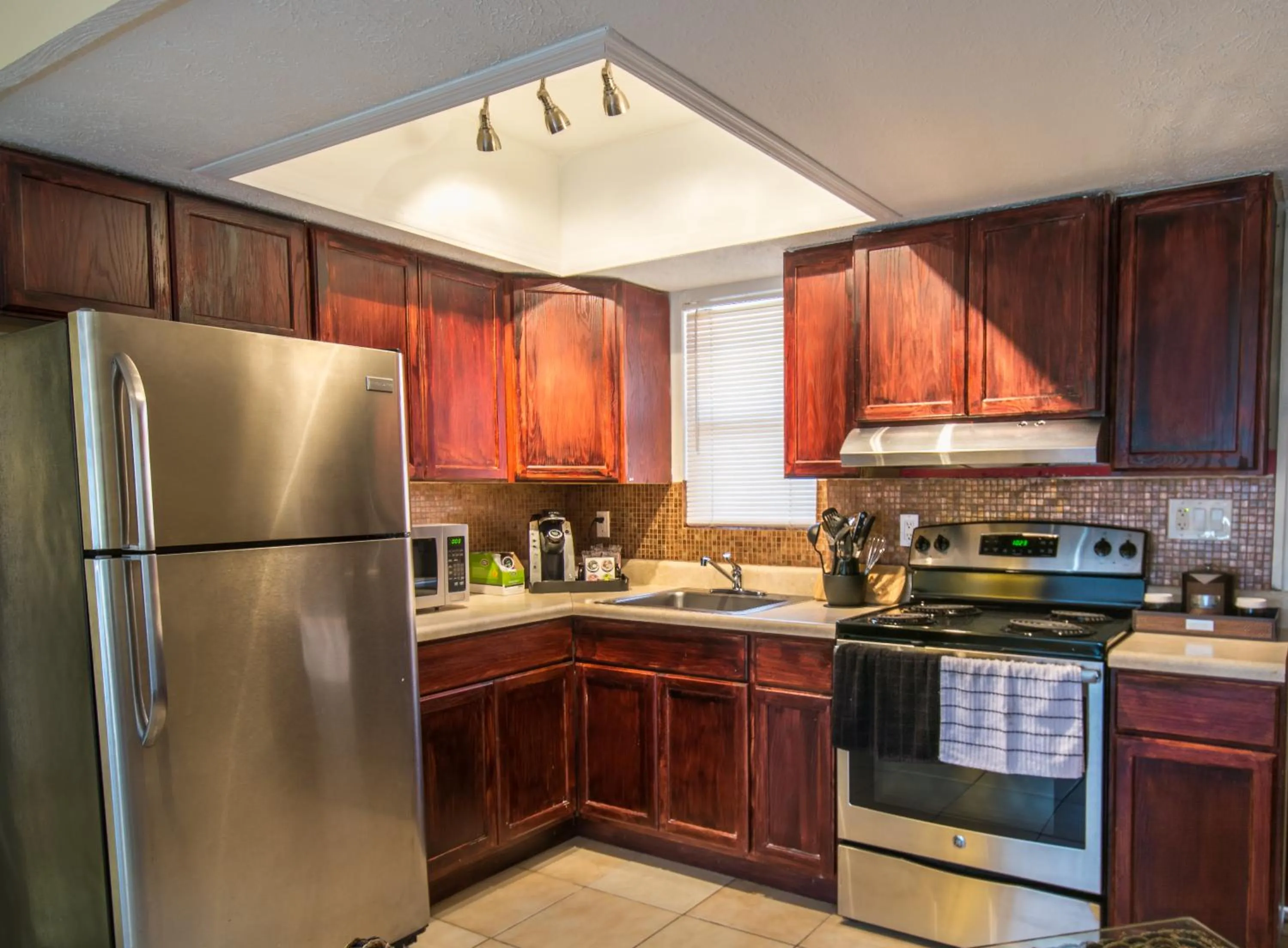 Kitchen or kitchenette in Royal Inn Beach Hutchinson Island