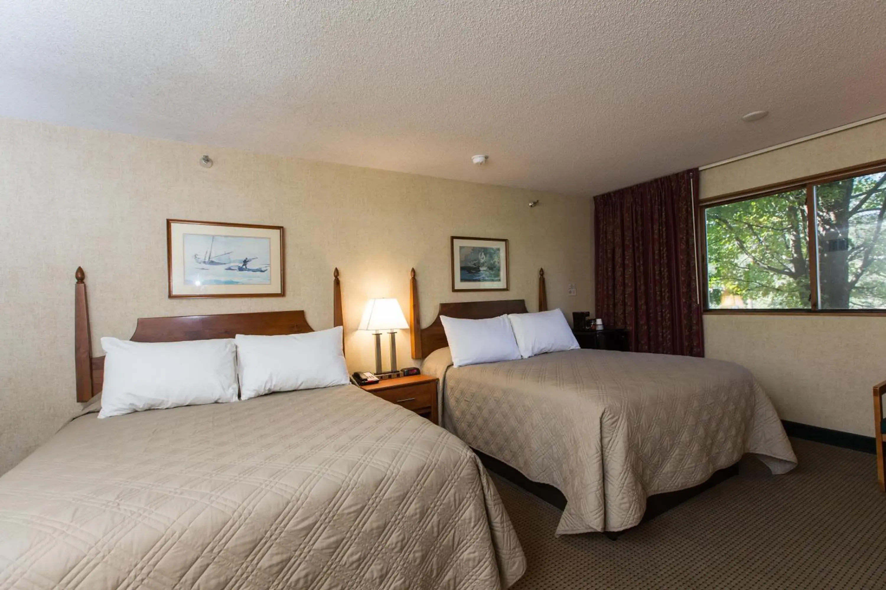 Double Queen Room in Commodores Inn Double Queen Room in Commodores Inn