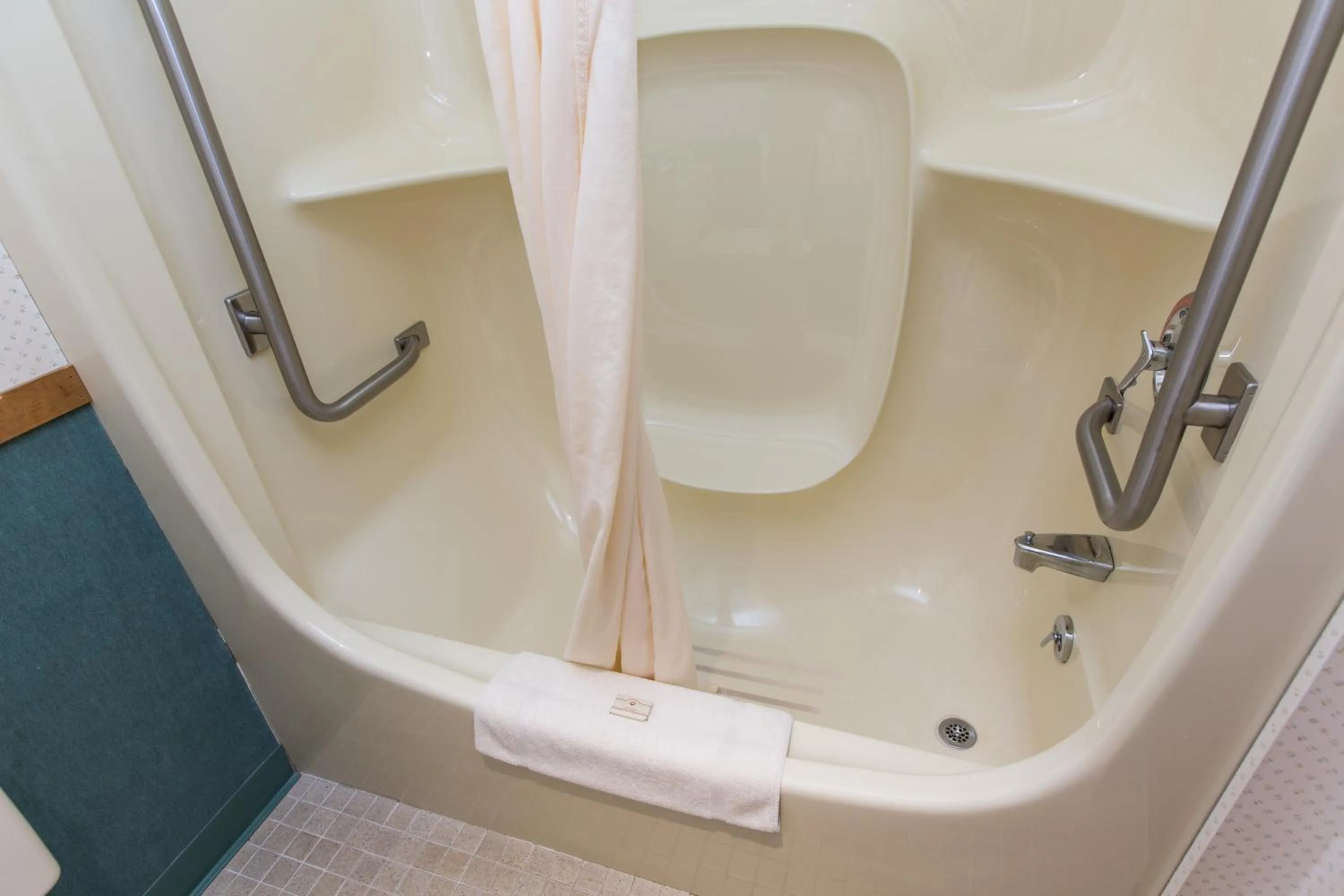 Bath in Commodores Inn