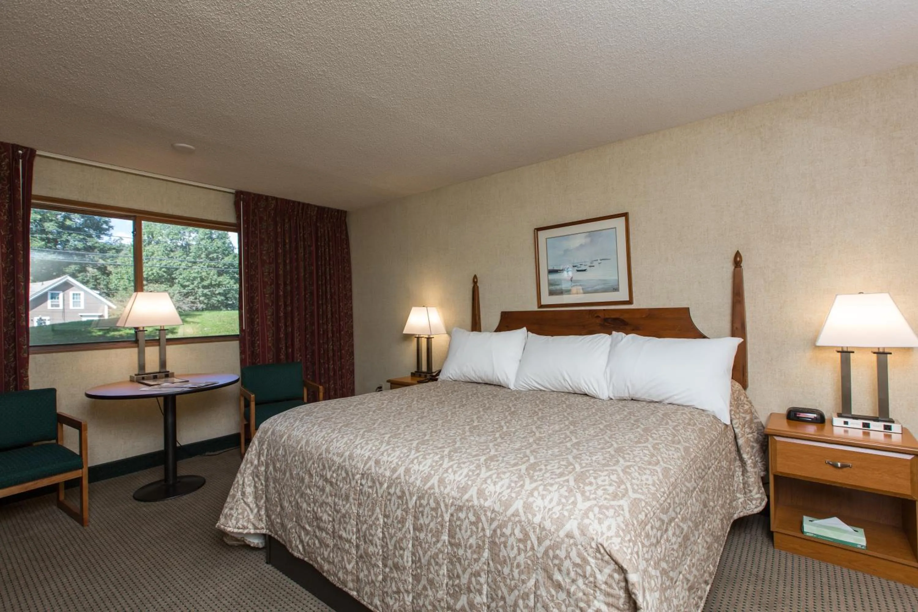 Bed in Commodores Inn