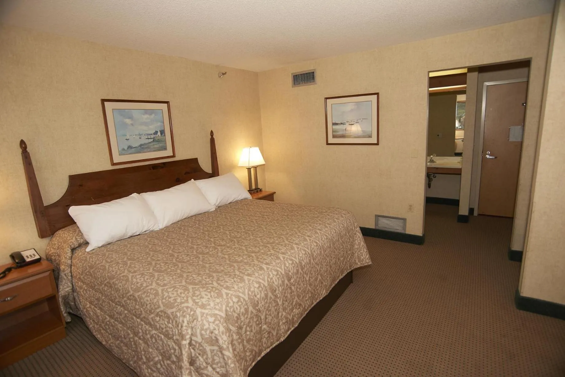 Photo of the whole room, Bed in Commodores Inn