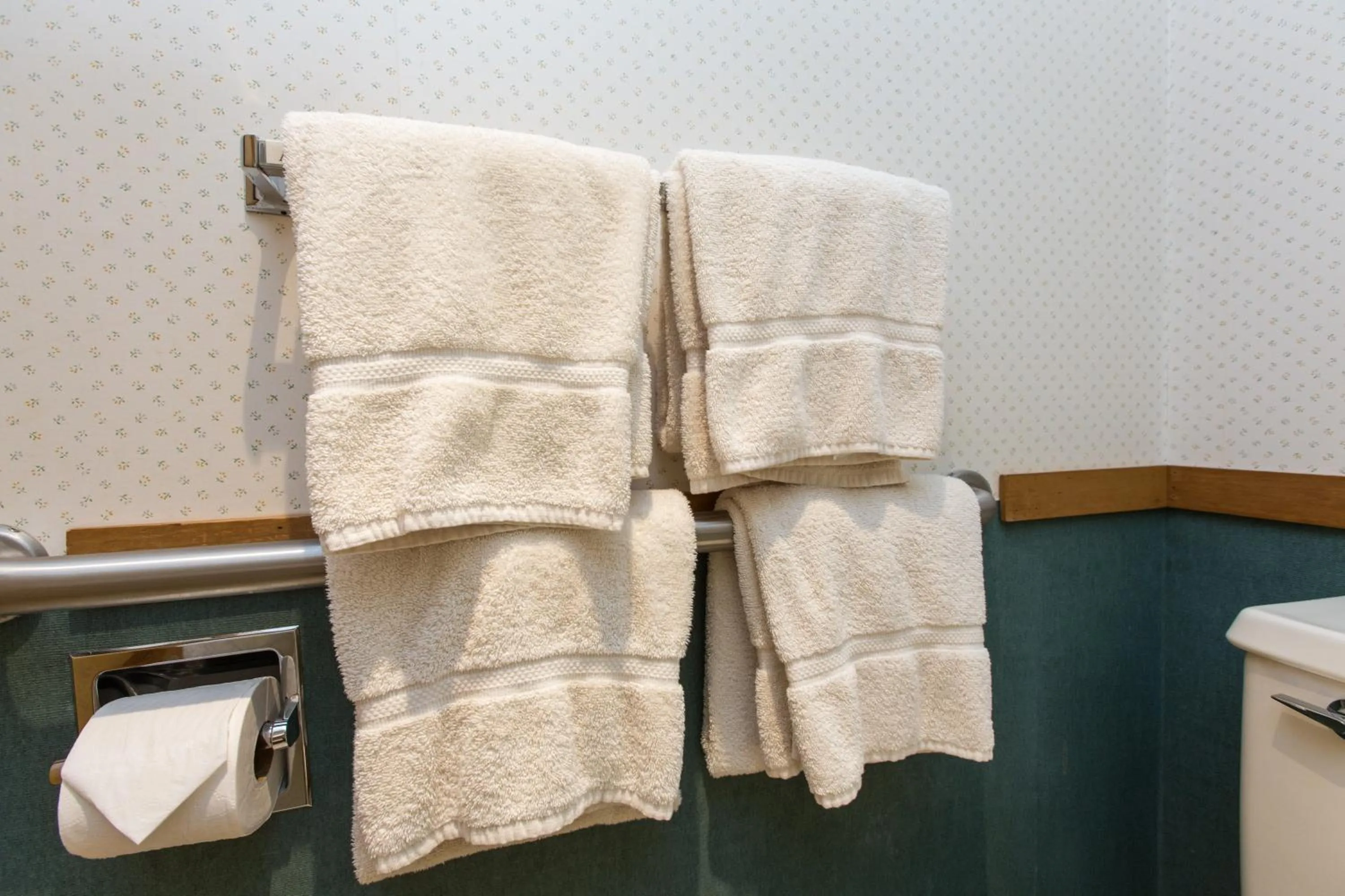towels in Commodores Inn