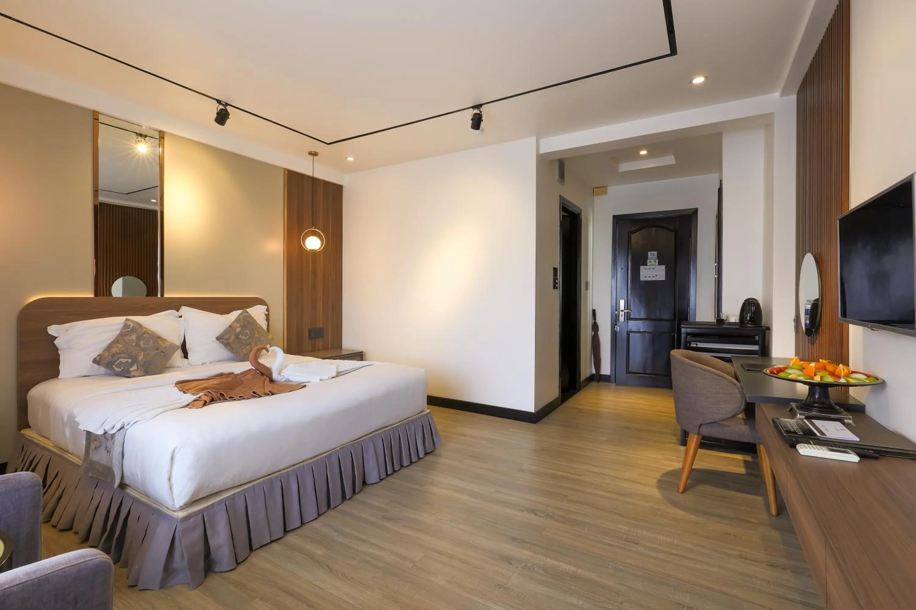 Communal lounge/ TV room, Bed in Rosaleen Boutique Hotel