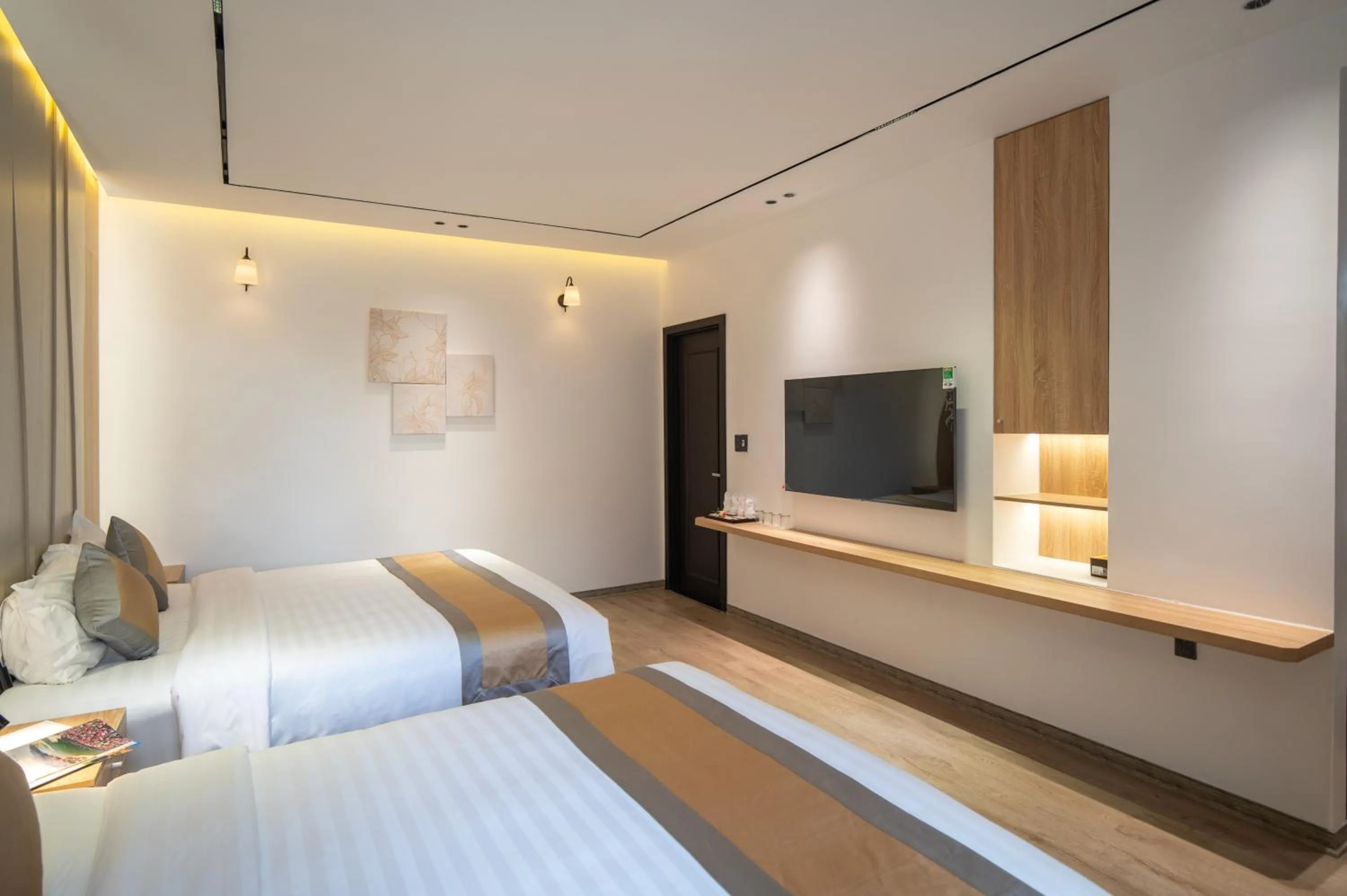 Photo of the whole room, Bed in Rosaleen Boutique Hotel