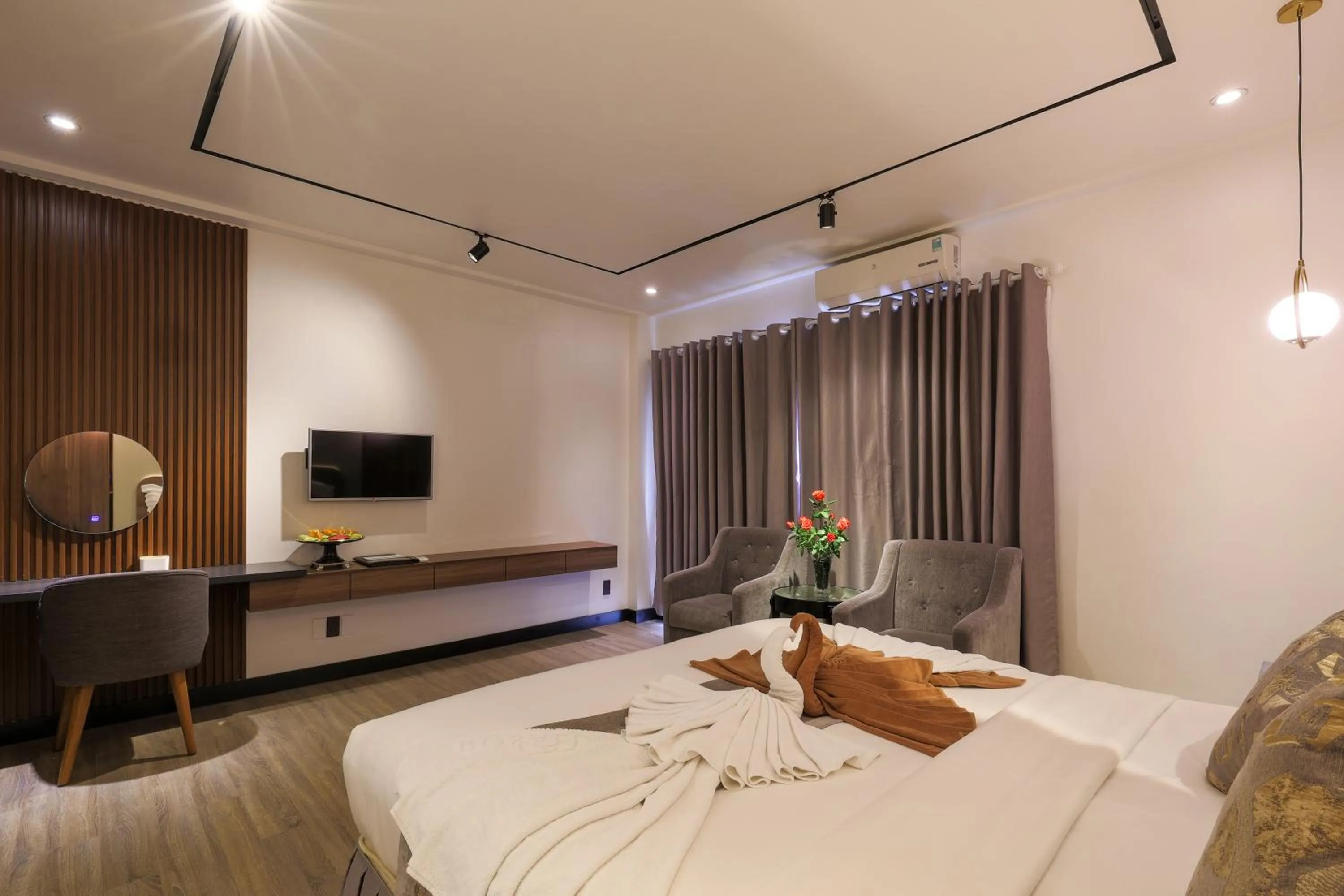 Communal lounge/ TV room, Bed in Rosaleen Boutique Hotel