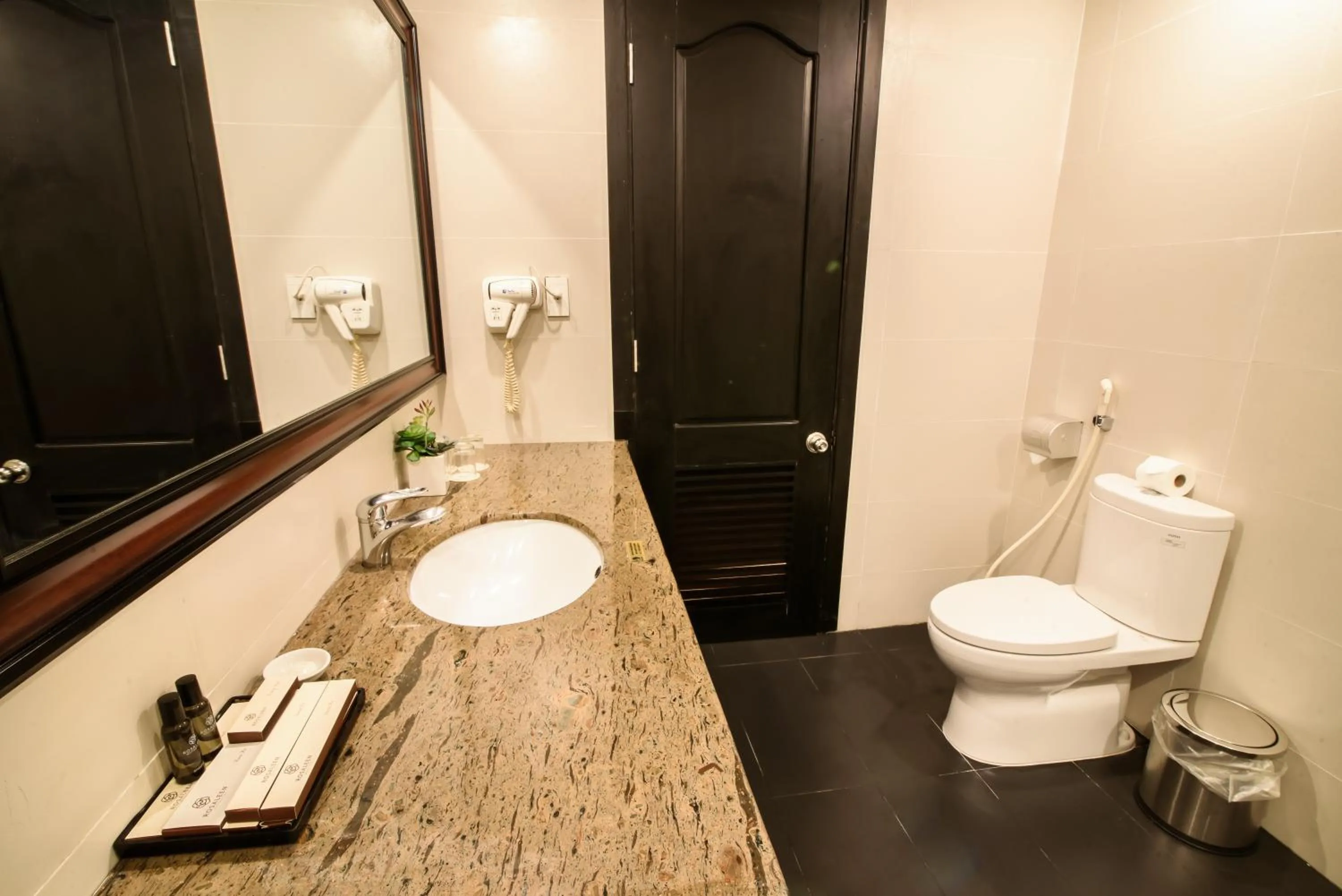 Toilet in Rosaleen Boutique Hotel